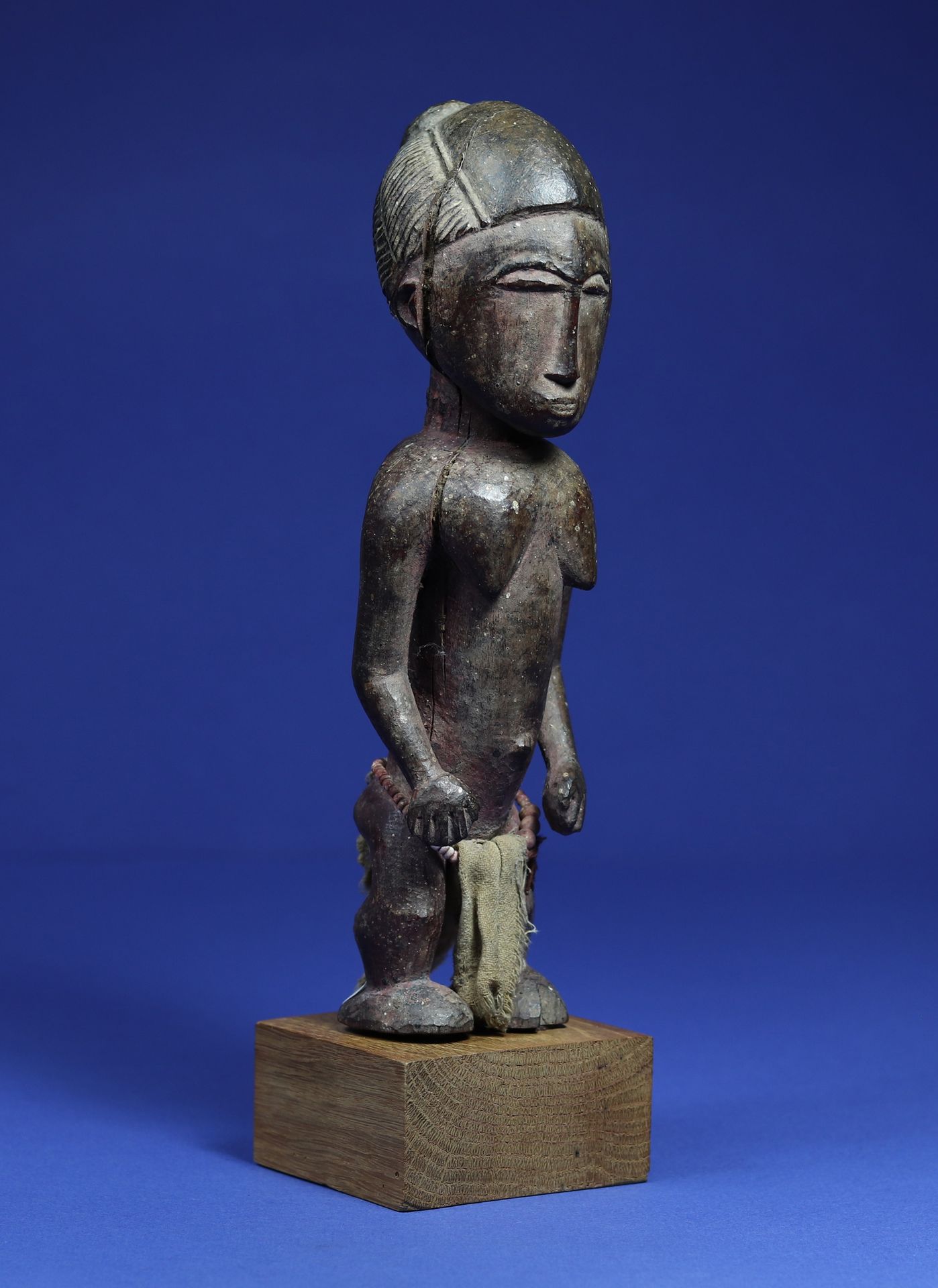 Null 
有趣的雕像代表一个女性形象，手臂与身体分离，躯干和头部相对于腿部来说过大，四方的头饰以发髻结束。 



带有红棕色铜锈的木材，织物和珠子。 


&hellip;