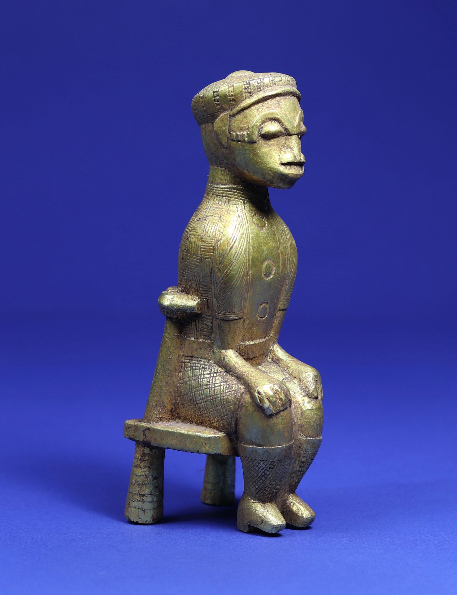 Null 
Statuette representing a character sitting on a chair, dressed in European&hellip;