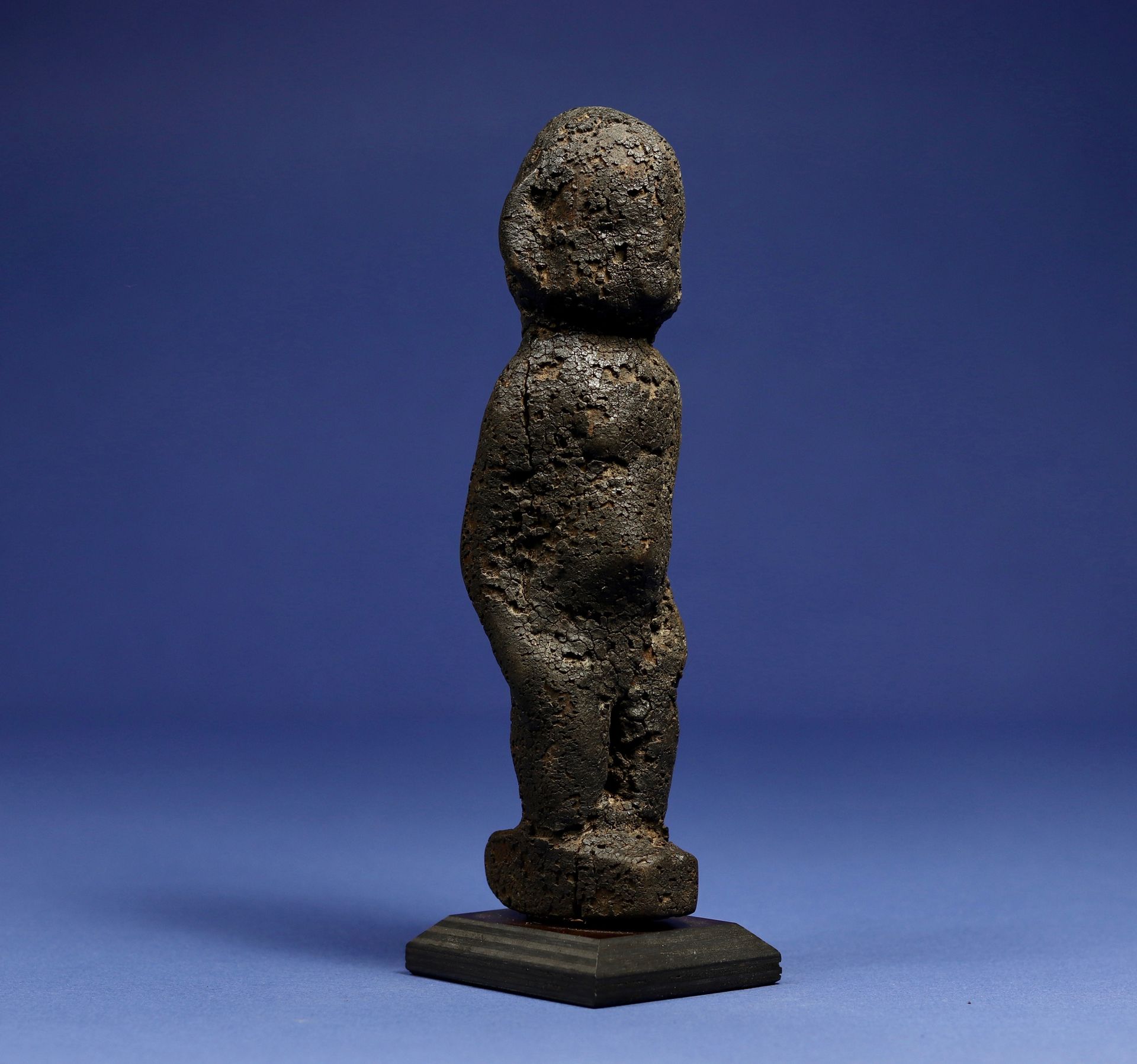 Null 
Statuette de divination, les détails de la sculpture disparaissant sous un&hellip;