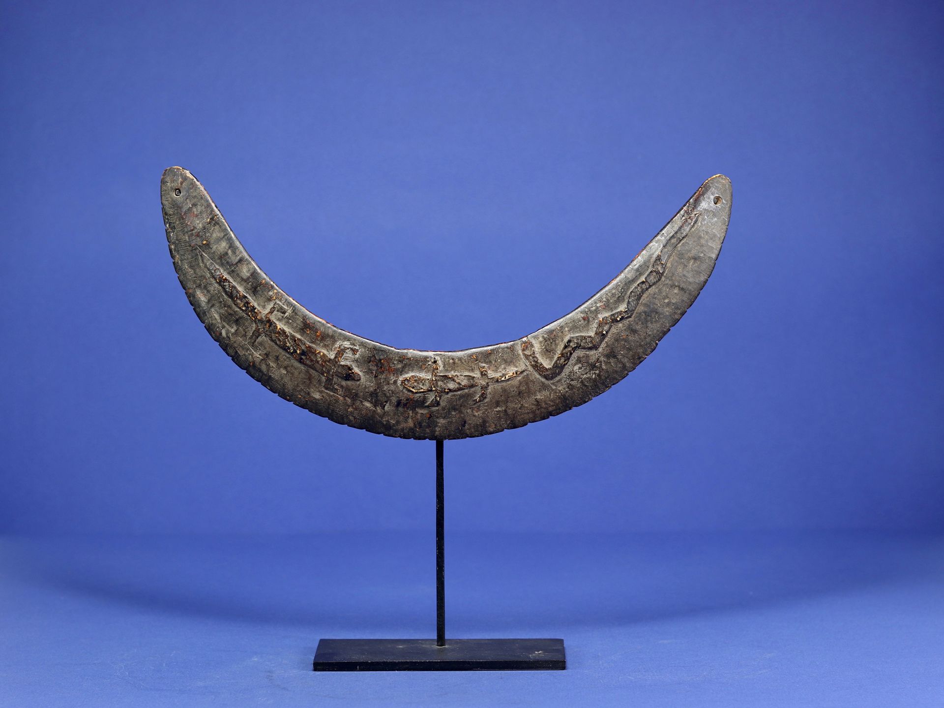 Null 
Important pectoral de chasseur décoré d'animaux gravés (serpent, caïman, l&hellip;