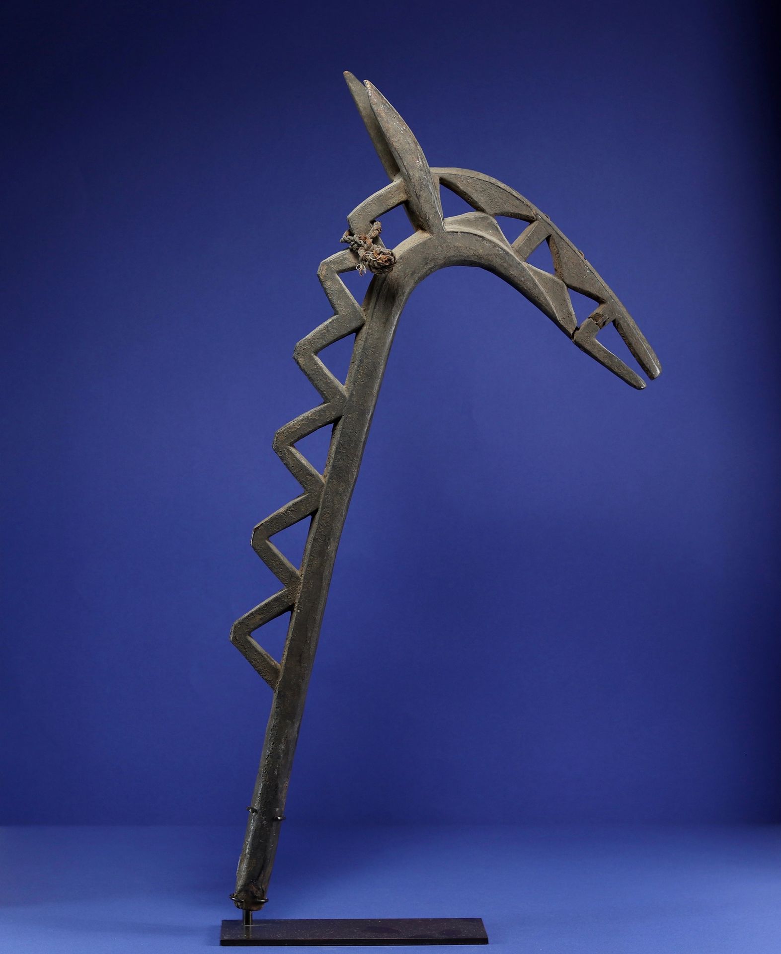 Null 
棍子被称为 "小偷的棍子"，表现了一个风格化的马头和一个镂空三角形的楣子。 



木头上有细密的结皮，纤维。 



多贡，马里。 



H.6&hellip;