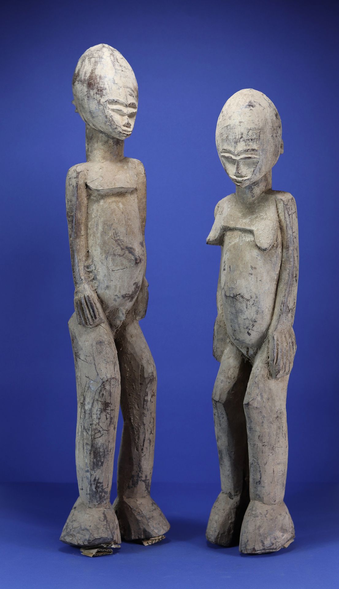 Null 
Important couple de statues, les têtes ovoïdes enserrant des petits visage&hellip;