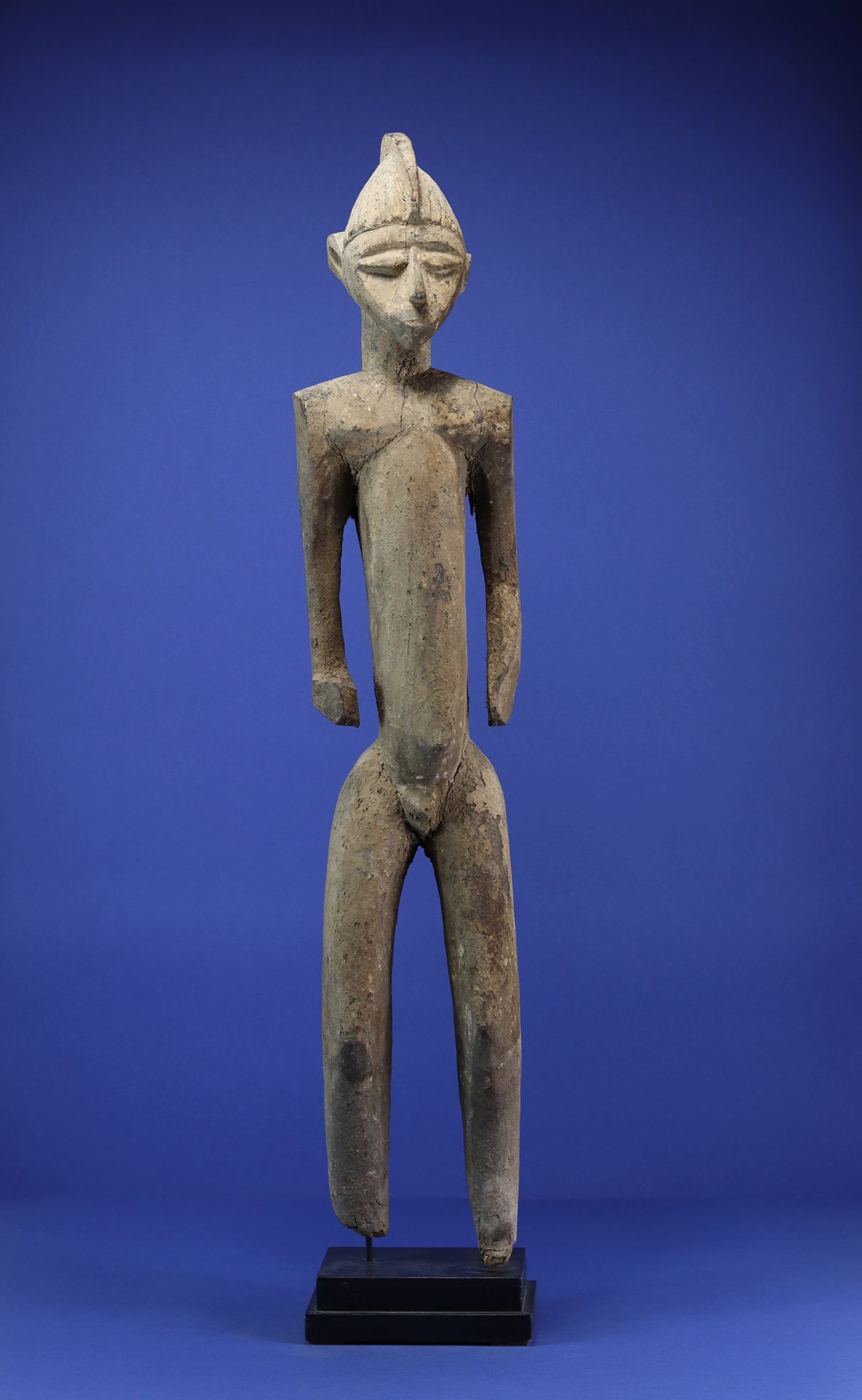 Null 
Superbe statue représentant un personnage masculin debout, les bras dégagé&hellip;