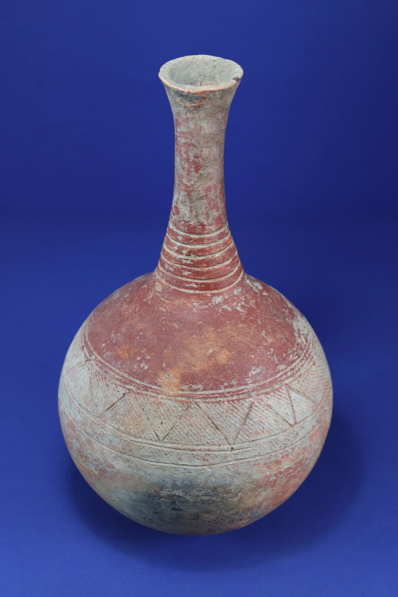 Null 
Elegante kugelförmige Keramik mit langem Hals, roter Schlicker. 



Terrak&hellip;