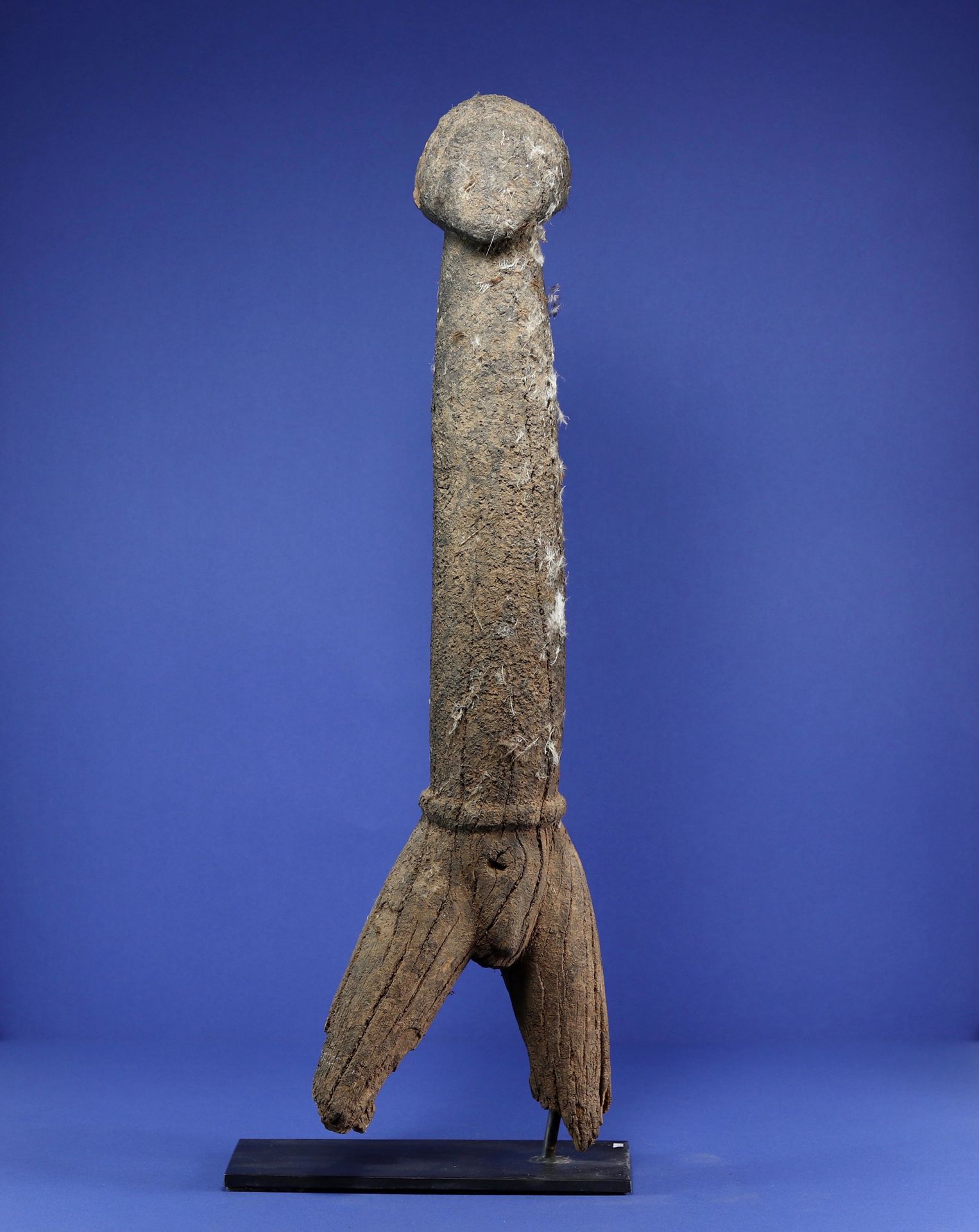 Null 
代表男性祖先的Kpin-seblà雕像，头部靠在一个没有手臂的管状躯干上，在腰部以下翻开成两条腿。 



带皮纹的木材。 



达加拉，布基纳法&hellip;