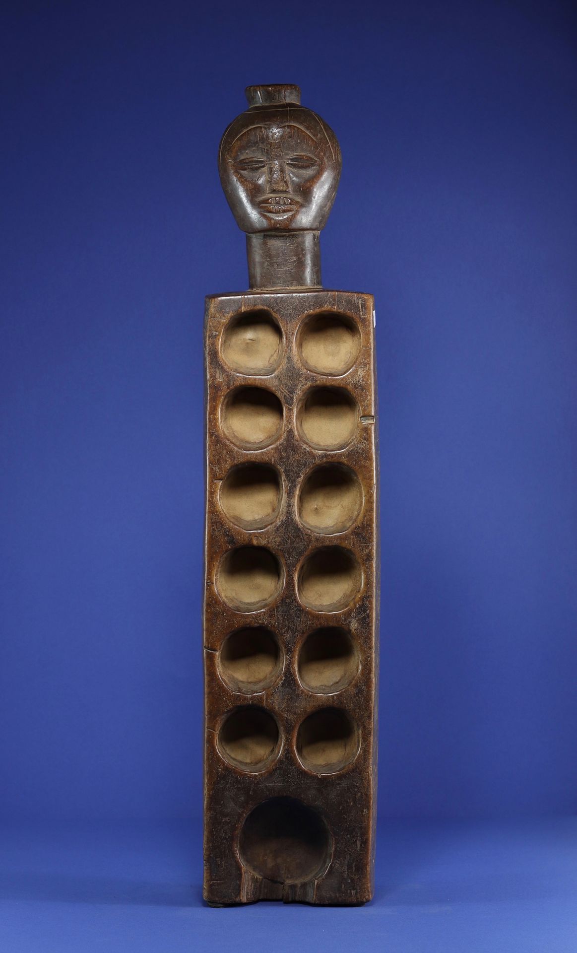 Null 
以人头为装饰的阿瓦勒游戏板。 



木头。 



丹，象牙海岸。 



H.75,5厘米。 



出处 :



- 埃马纽埃尔-博迪尔系列