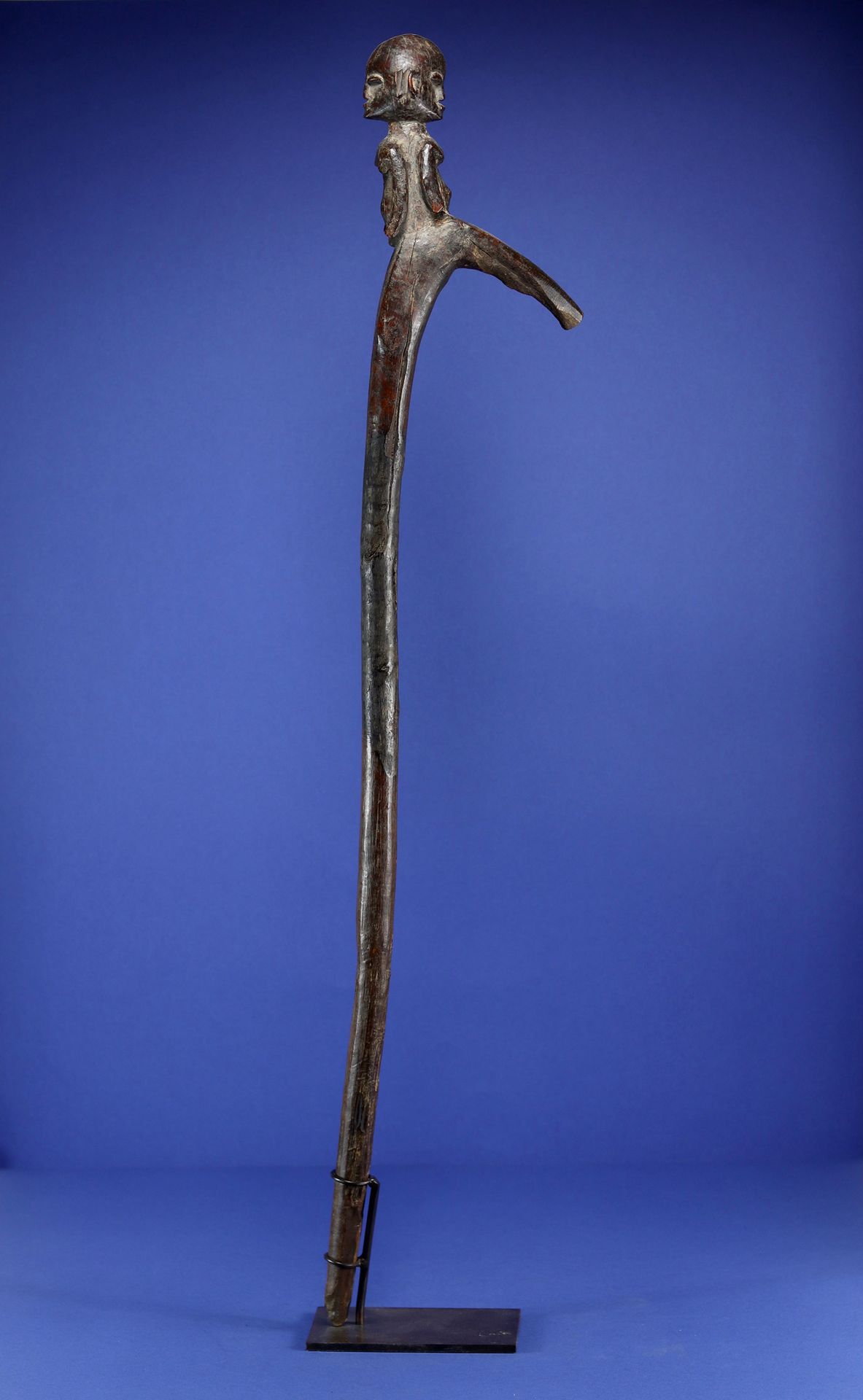 Null 
顶端有一个雅努斯图的手杖。 



木材，有使用过的痕迹。 



洛比，布基纳法索。 



H.93厘米。 



出处 :



- 埃马纽埃&hellip;