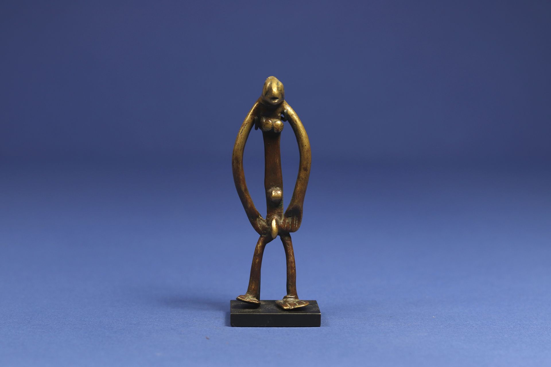 Null 
极好的小型青铜器描绘了一个站立的男性形象，丝状的身体在几条线中得到了完美的概括，手臂从躯干中释放出来，与臀部相连，腿部伸展，很好地固定在脚上。 

&hellip;