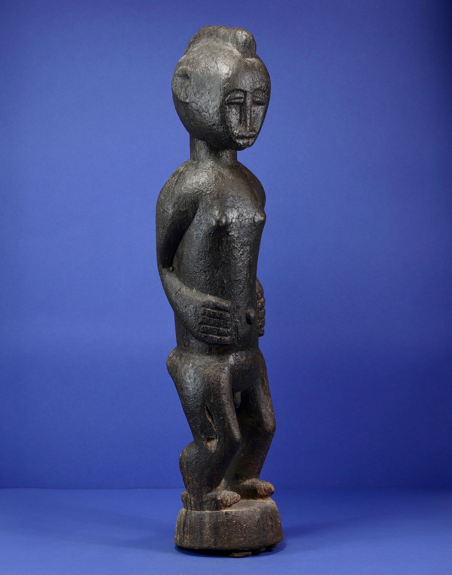 Null 
来自M'bra的罕见的男性占卜雕像，表现了一个站立的男性形象，手臂沿着身体，有力的手，头骨上有一个有顶的头饰。 



木头上有厚厚的黑色解放军铜锈&hellip;