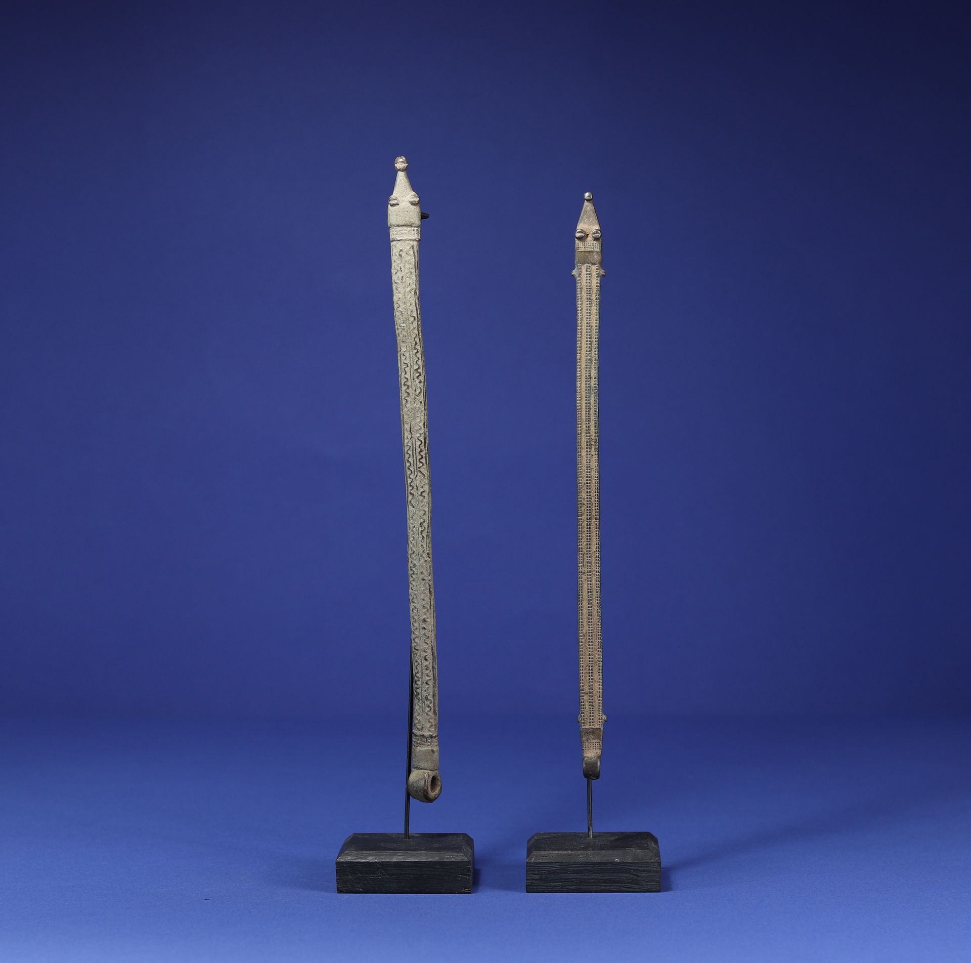 Null 
两件蛇形保护性青铜器拍品。 



洛比-甘，布基纳法索。 



H.29厘米和26厘米。 



出处 :



- 埃马纽埃尔-博迪耶收藏