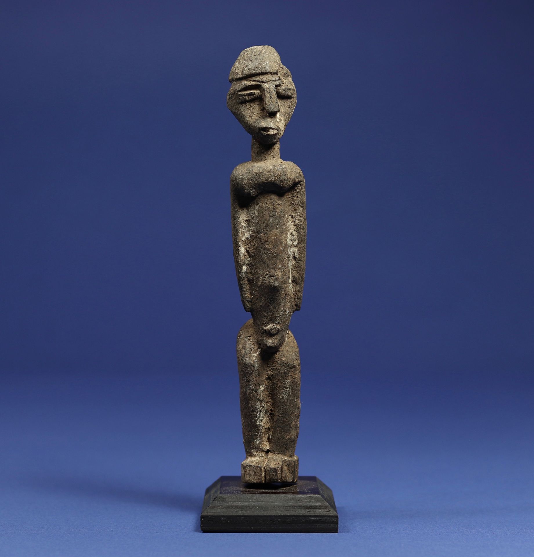 Null 
Statuette, die eine stehende Figur darstellt. 



Holz mit einer krustigen&hellip;