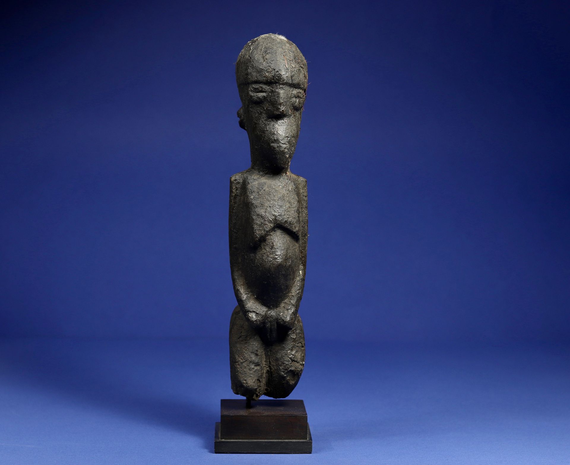 Null 
站立的女性雕像，手臂与半身像相连，头部呈卵圆形。 



木头上有厚厚的黑色结皮的铜锈。 



洛比，布基纳法索。 



H.30厘米。 


&hellip;