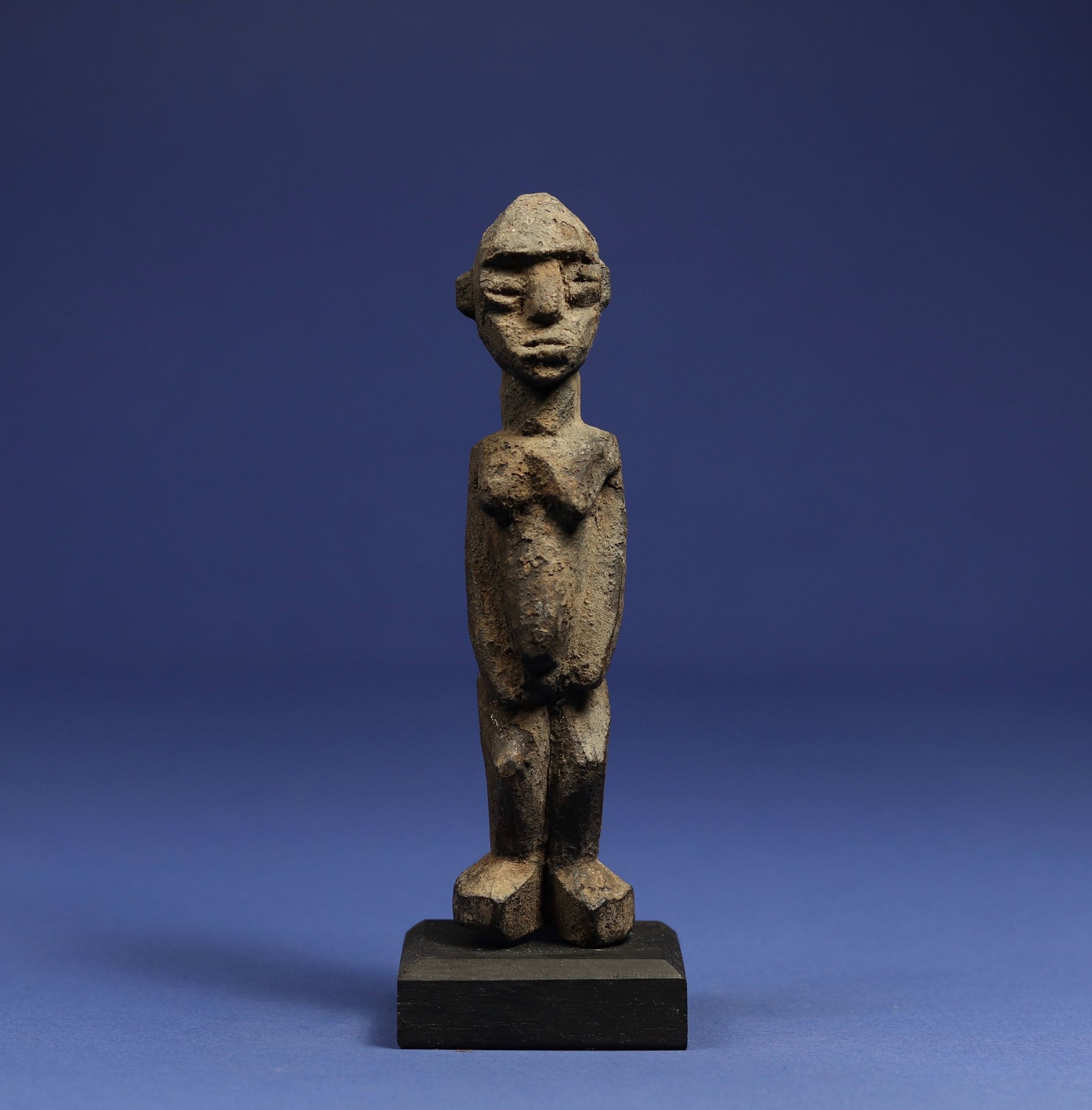 Null 
站立的男性雕像。 



带皮纹的木材。 



洛比，布基纳法索。 



H.15.5厘米。 



出处 :



- 埃马纽埃尔-博迪耶收藏