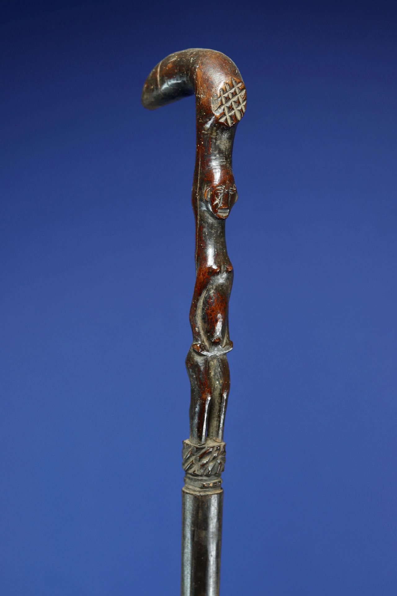Null 
酋长的手杖顶部雕刻着一个站立的人物。 



深深的使用痕迹。 



阿提埃，象牙海岸。 



H.88厘米。 



出处 :



- 埃马&hellip;