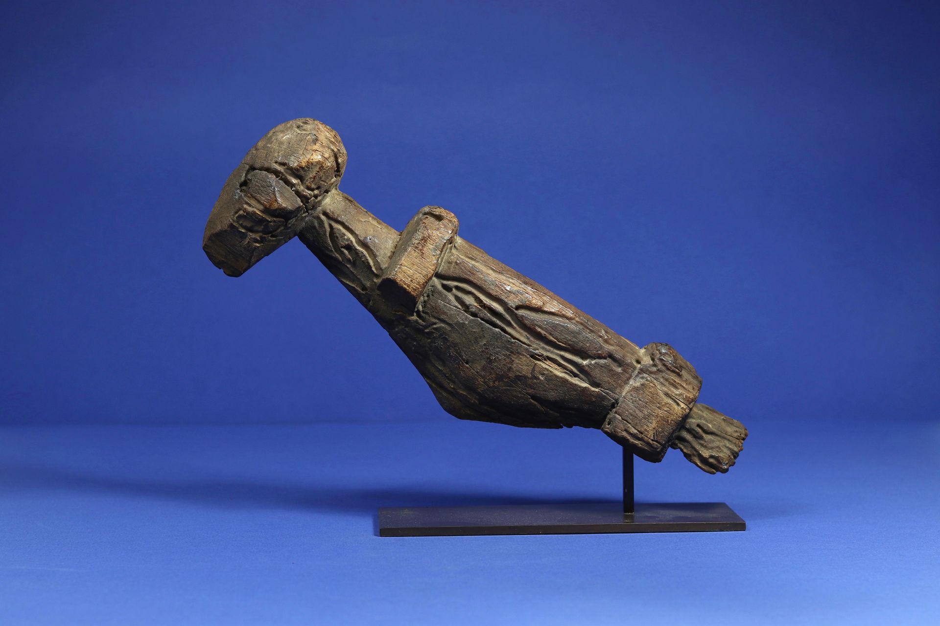 Null 
代表四足动物的雕像，腿部部分缺失，整个雕像被腐蚀得非常厉害。 



硬木。 



多贡，马里。 



L. 34 cm
