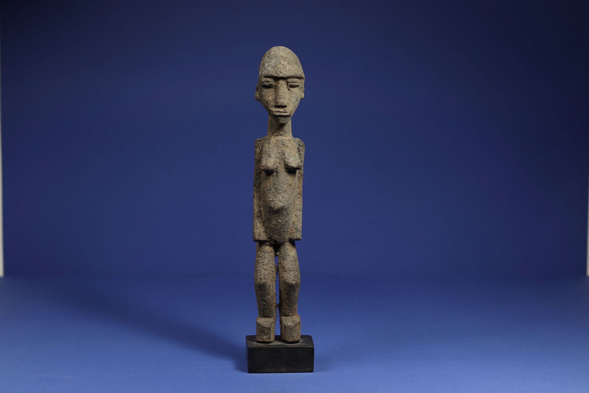 Null 
代表一个站立的女性形象的雕像。 



带皮纹的木材。 



洛比，布基纳法索。 



H.27厘米。 



出处 :



- 埃马纽埃尔-&hellip;