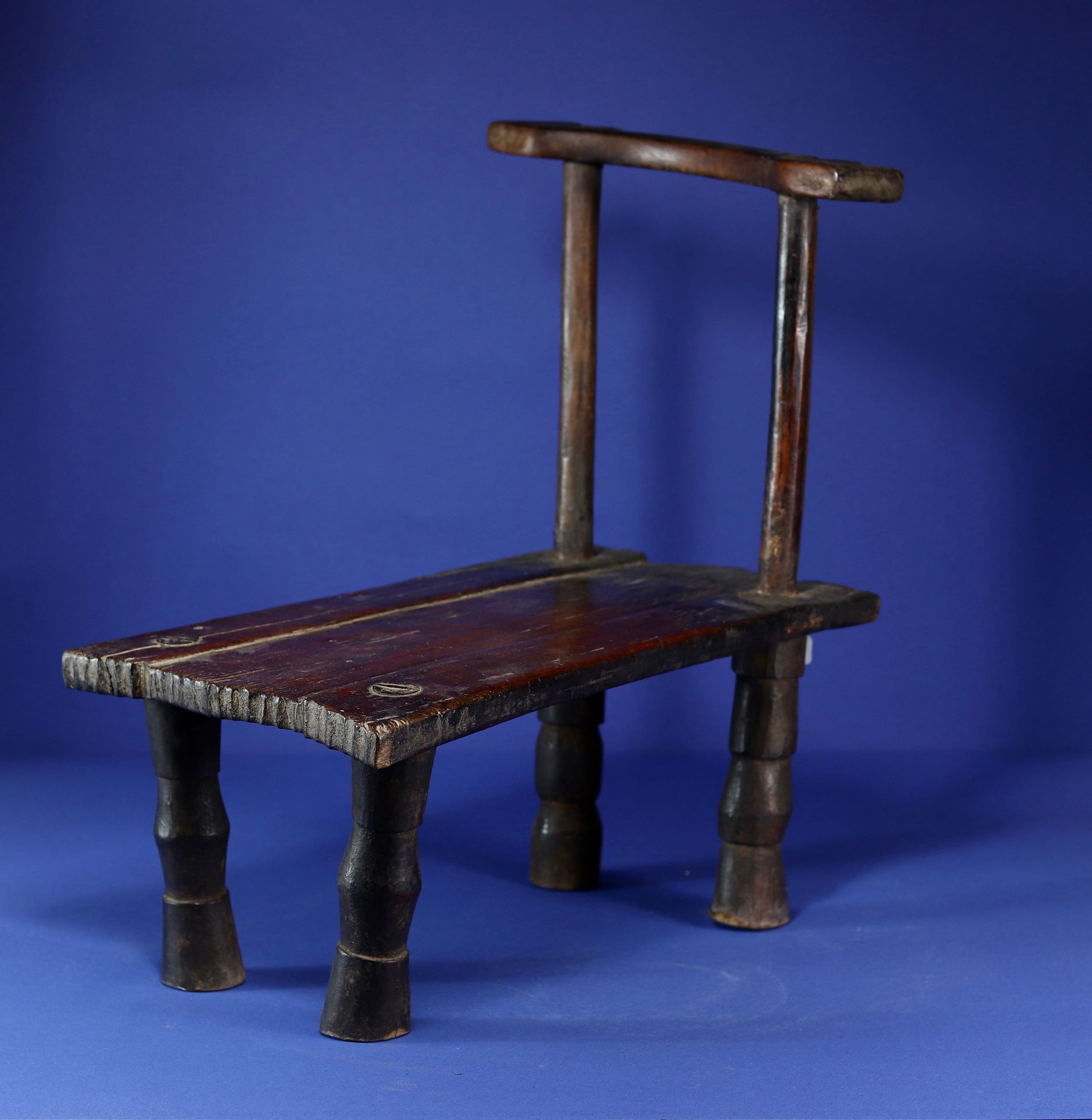 Null 
Niedriger und schmaler Stuhl mit schöner Gebrauchspatina. 



Holz und Met&hellip;