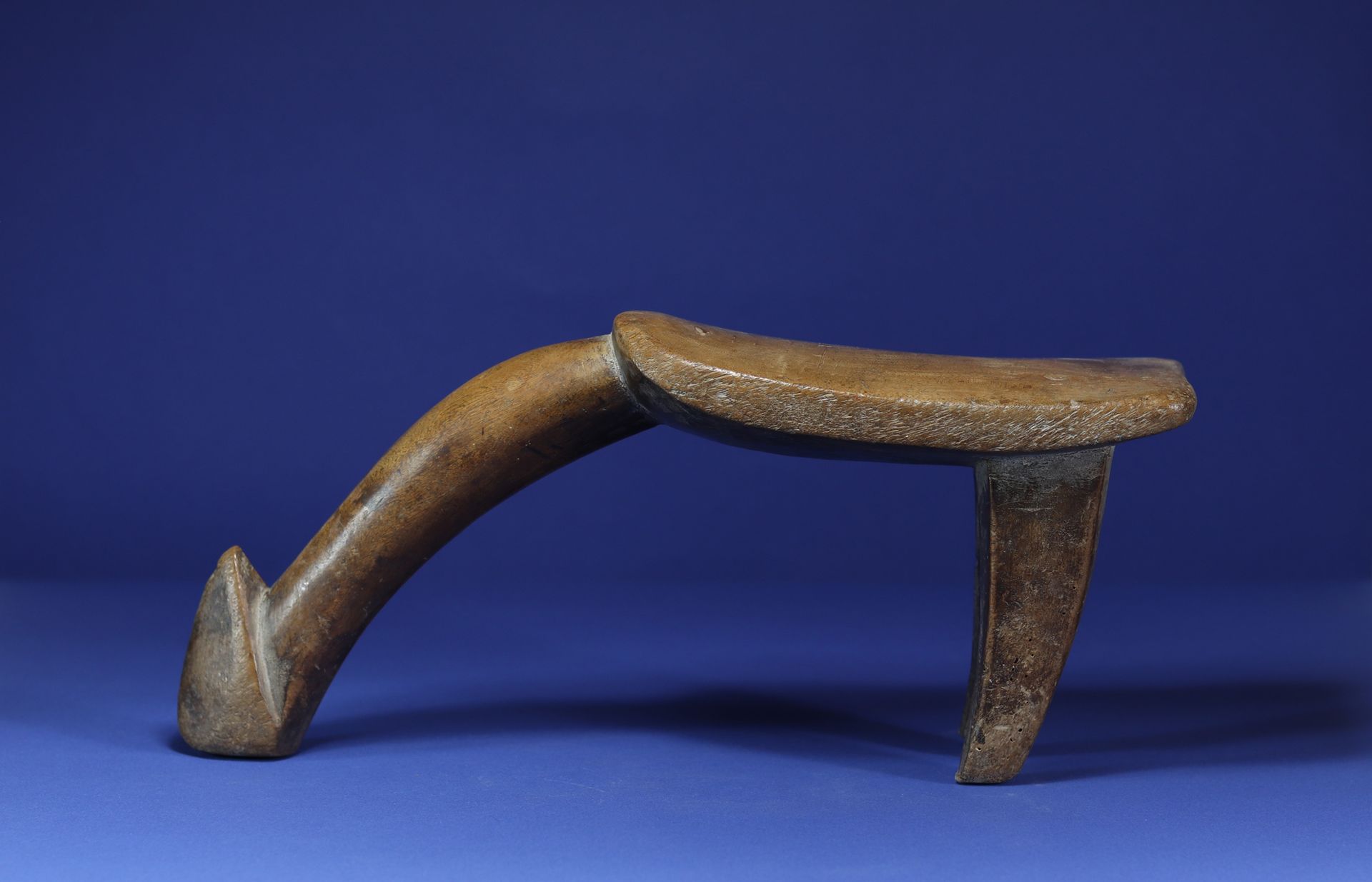 Null 
三脚架凳。 



带有米色铜锈的木材。



洛比，布基纳法索。 



L. 44 cm / H. 18,5 cm。 



出处 :



-&hellip;