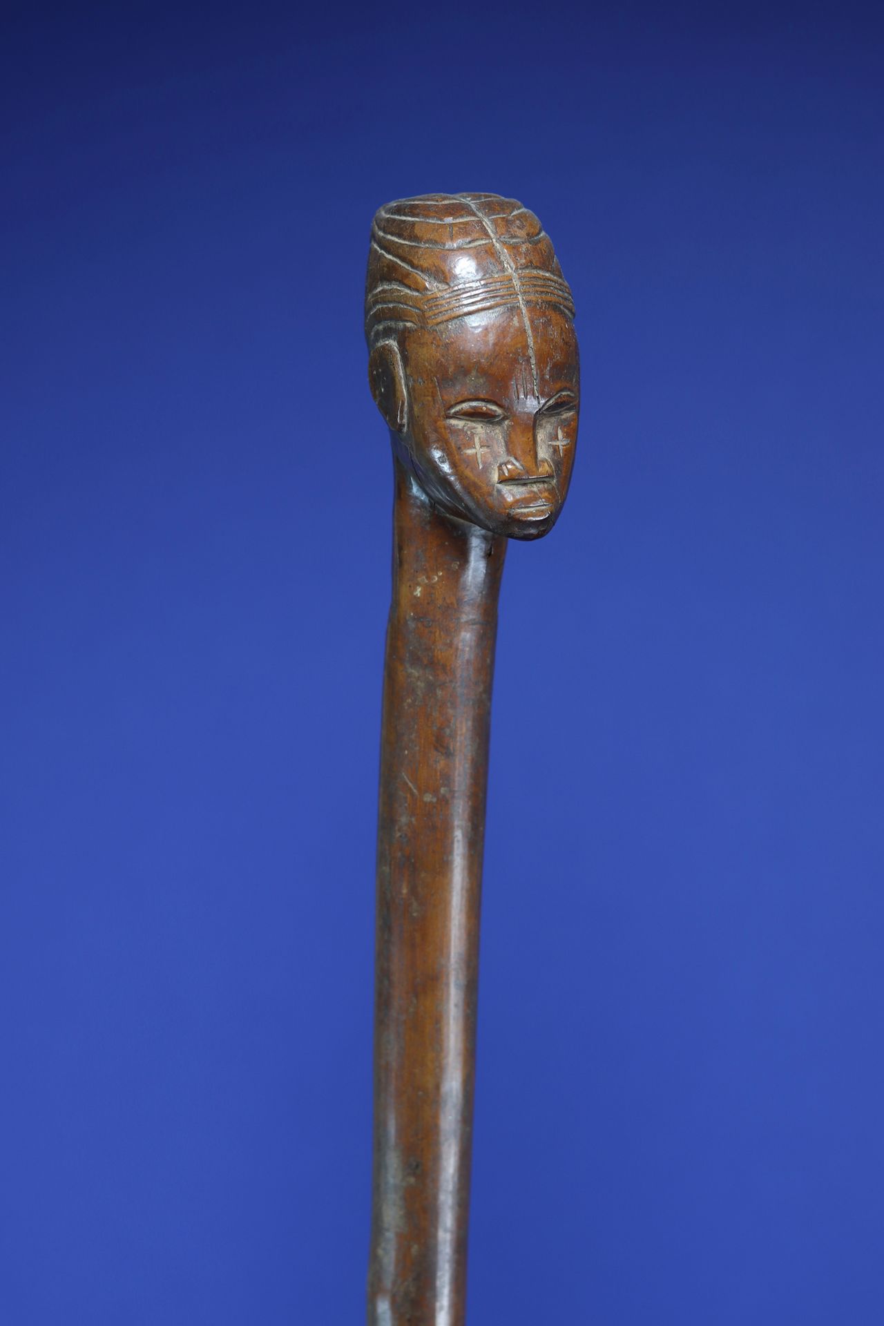 Null 
酋长的手杖，顶端有一个人头。 



木材有美丽的使用光泽。 



象牙海岸，包勒。 



H.86厘米。 



出处 :



- 埃马纽埃&hellip;