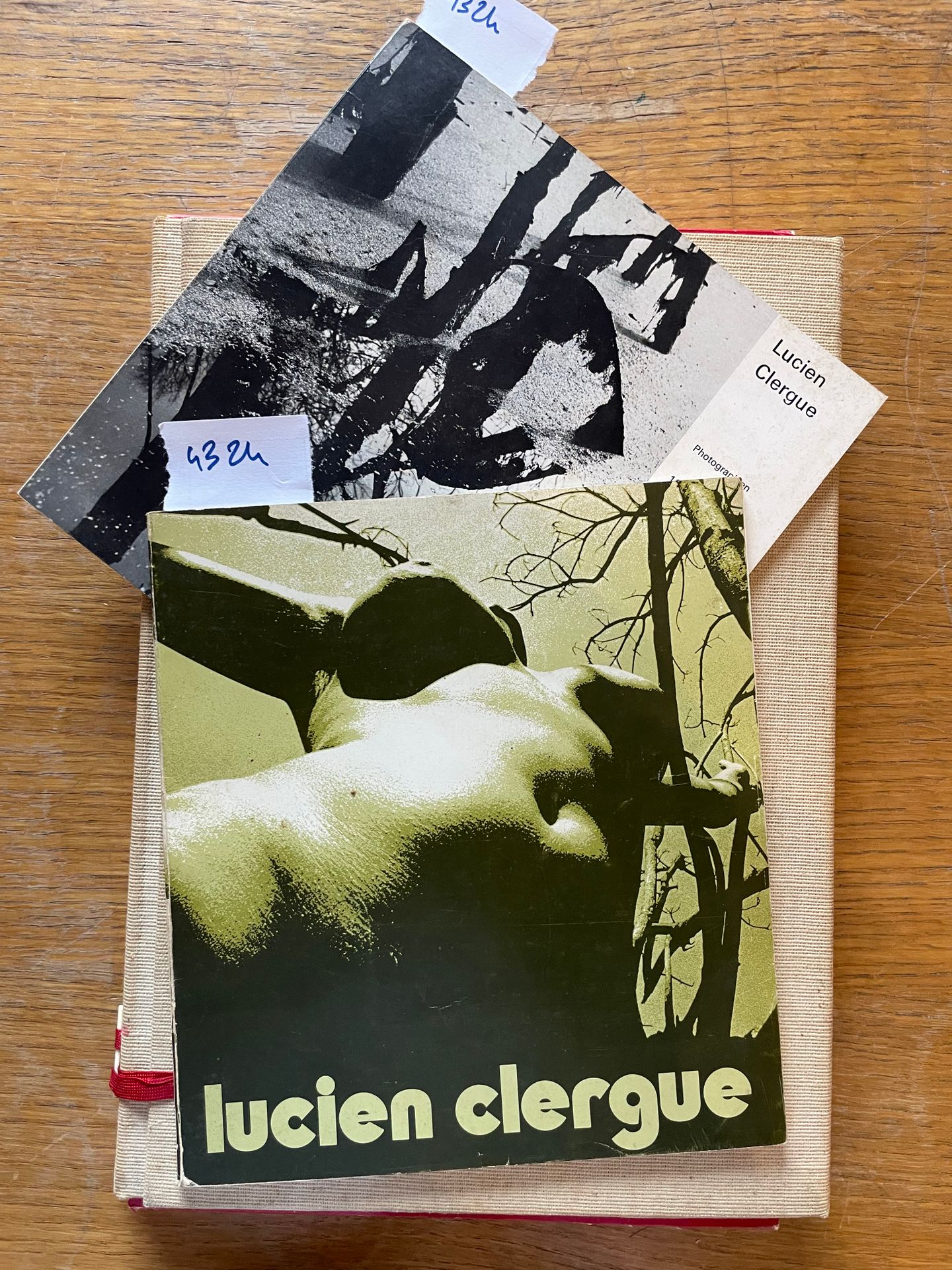 Lucien Clergue Deux petits catalogues avec envoi autographe
On joint un recueil &hellip;