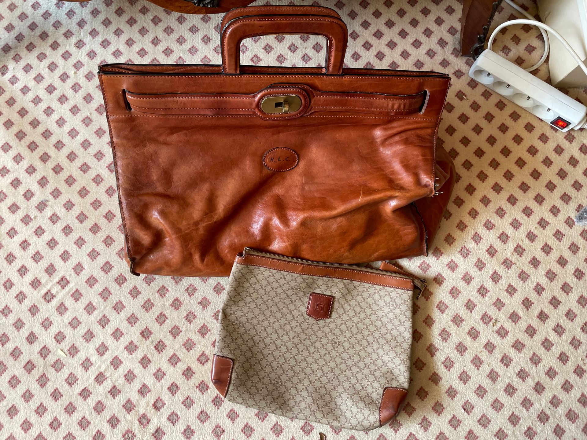 Dans le goût de la maison HERMES Large leather travel bag.
A CELINE pouch is att&hellip;