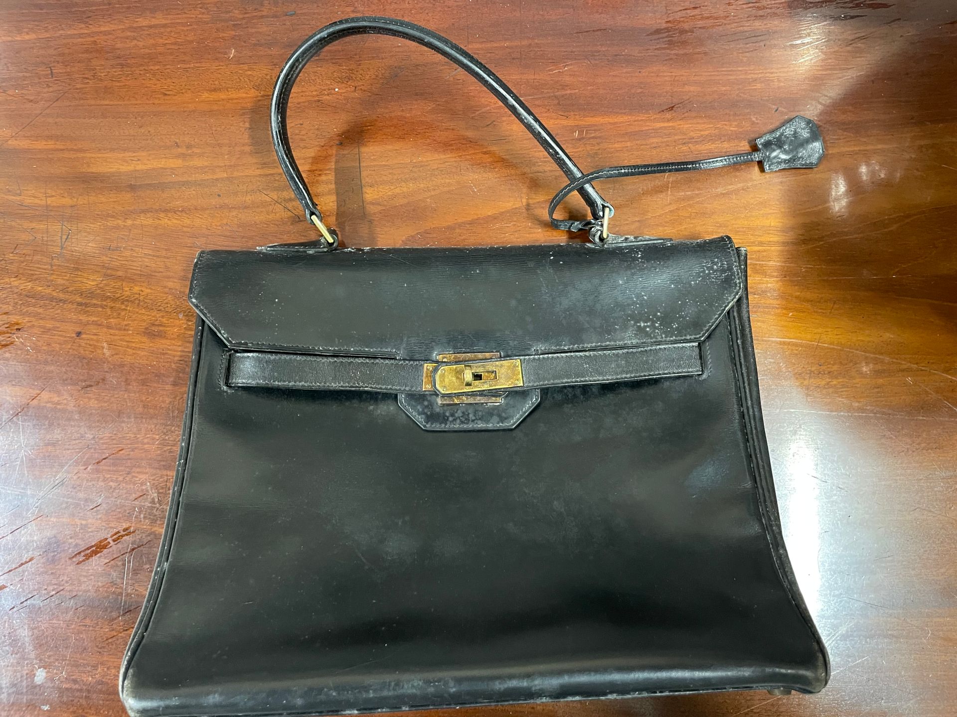 Null Sac HERMES Modèle Kelly
En cuir noir
Usures