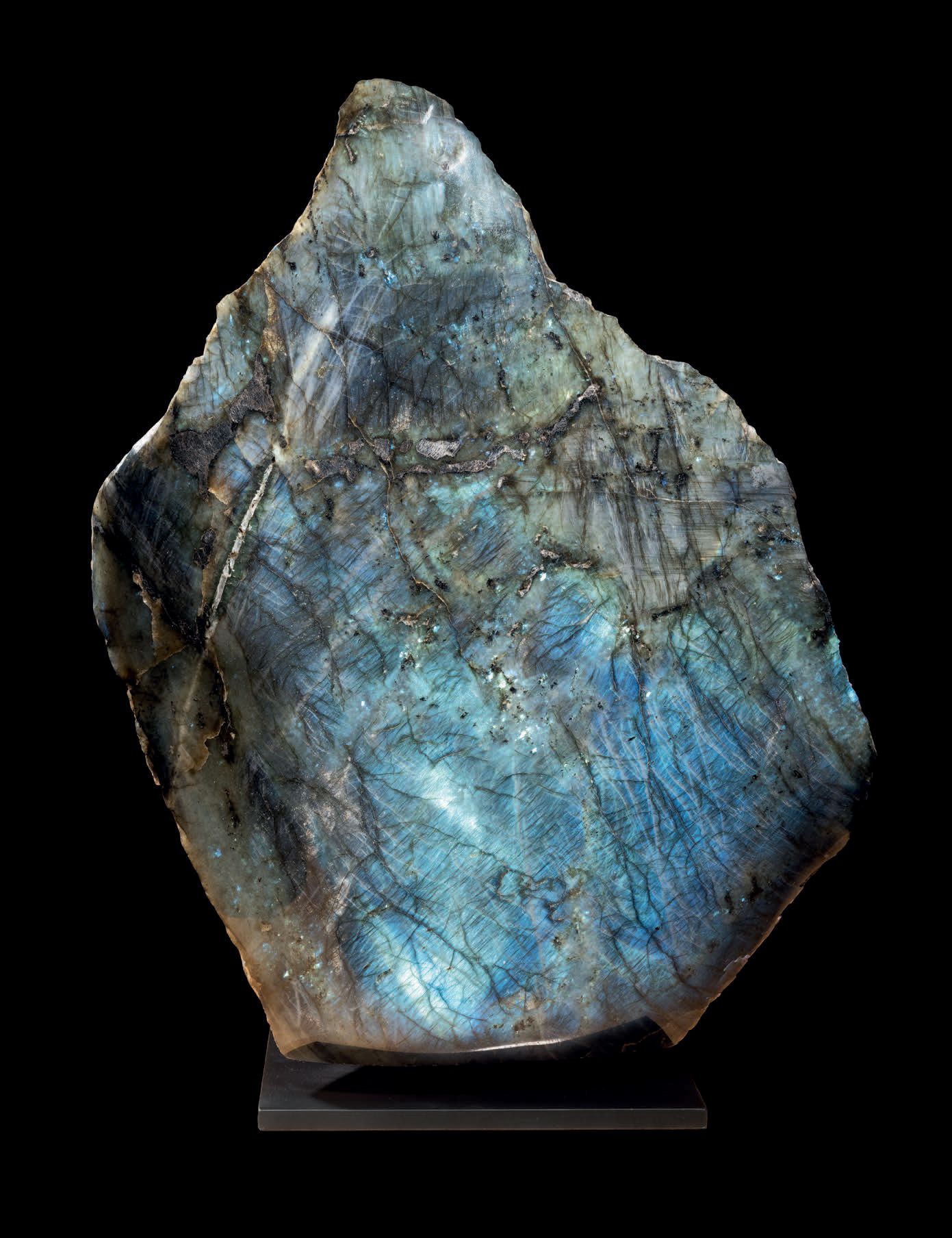 Null 镶嵌在SOCLE上的红榴石块
马达加斯加
高48厘米 - 宽40厘米 - 深17厘米
全身抛光的电蓝色光泽