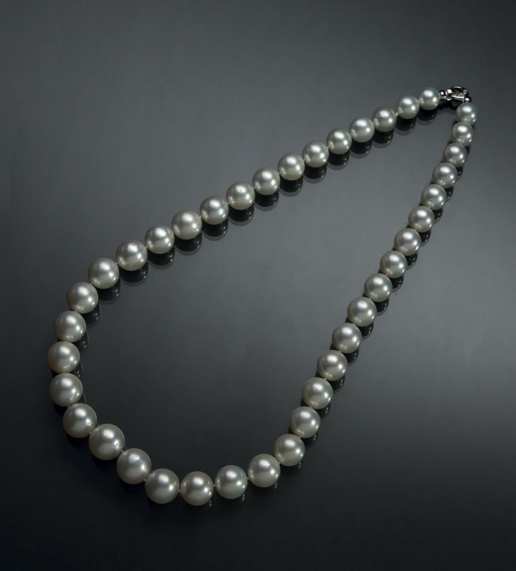 Null Necklace of 40 South Sea cultured pearls
From 11 to 15 mm in diameter
Clasp&hellip;