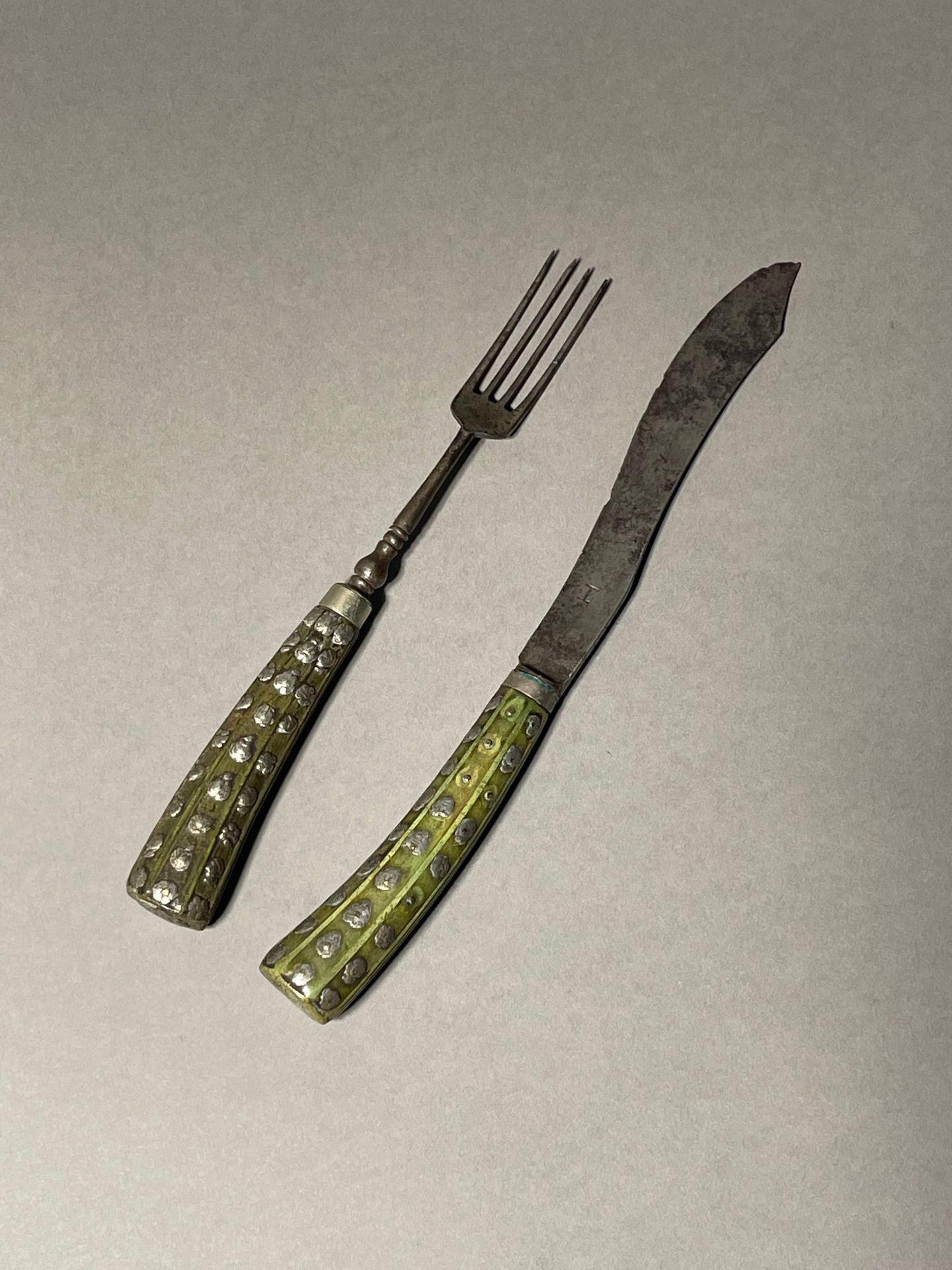 Null 狩猎用餐具
绿色染色骨柄，银质镶嵌的人物和叶子装饰
刀片上有L（Langre）的签名
17世纪末