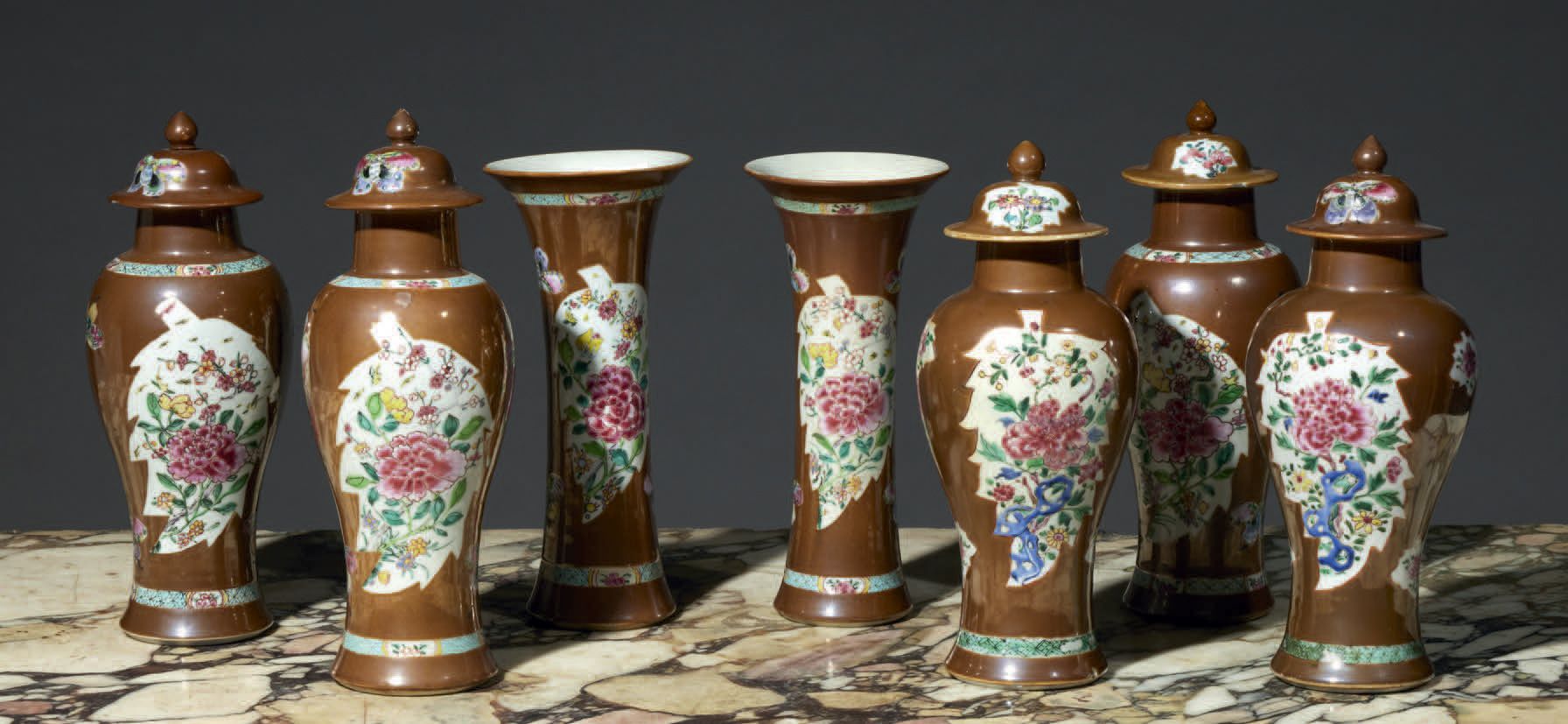 CHINE 一套5个有盖柱形花瓶和2个圆锥形花瓶，瓷器上有粉彩牡丹、梅花和蝴蝶的多色装饰。
18世纪，乾隆时期（1736-1795）。
，高29厘米和24,5厘&hellip;