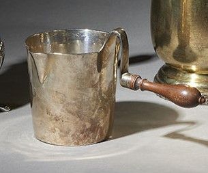 Null 银质牛奶壶950°/°巴黎1762年，圆柱形，带弧形手柄和木柄
金匠大师可能是Jean Baptiste François Cheret
高8.5厘米&hellip;