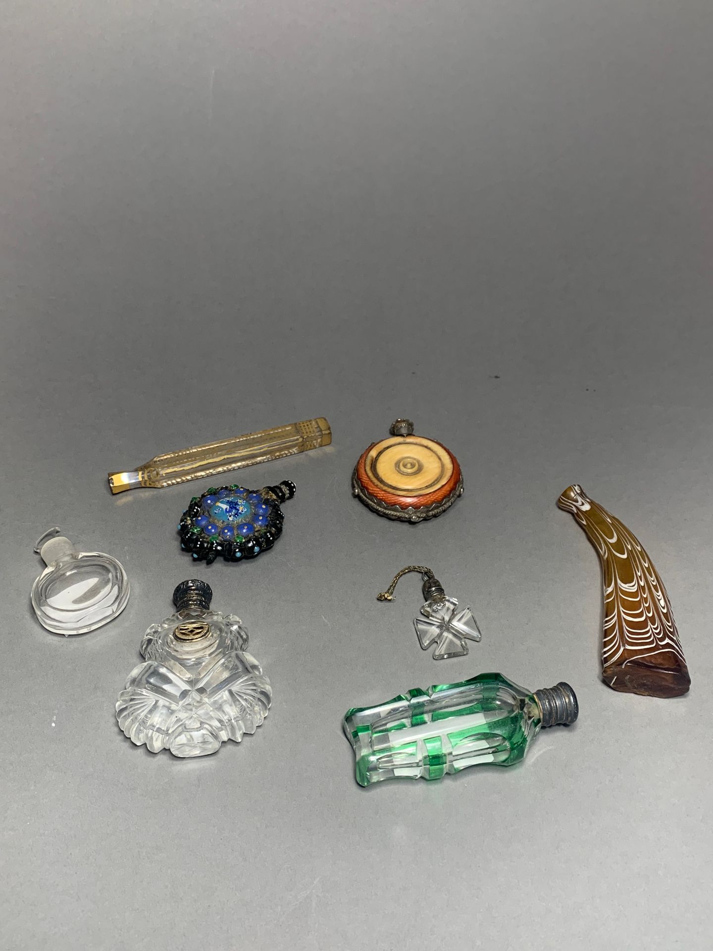 Null 一套8个盐和香水瓶，切割水晶，银制珐琅，象牙和牛角以及玻璃浆。
18和19世纪（事故和缺失部分）