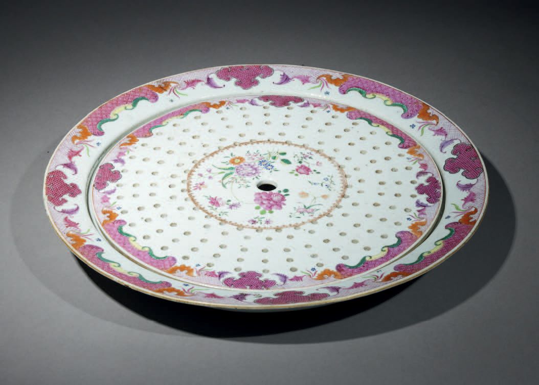 CHINE A round porcelain dish and drainer with polychrome decoration in famille r&hellip;