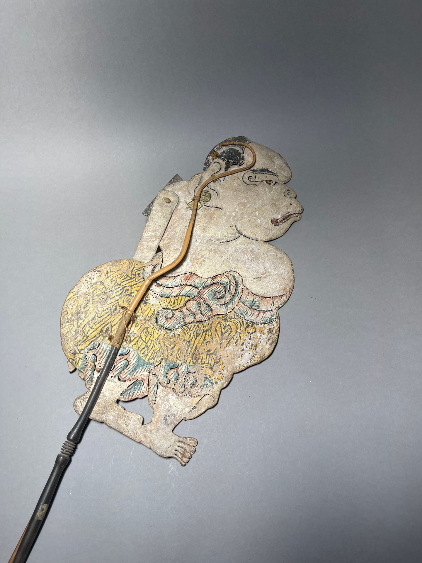 INDONESIE - XXe siècle 多色皮革的Wayang kulit（皮影戏）木偶。高38.5厘米，不含杆件