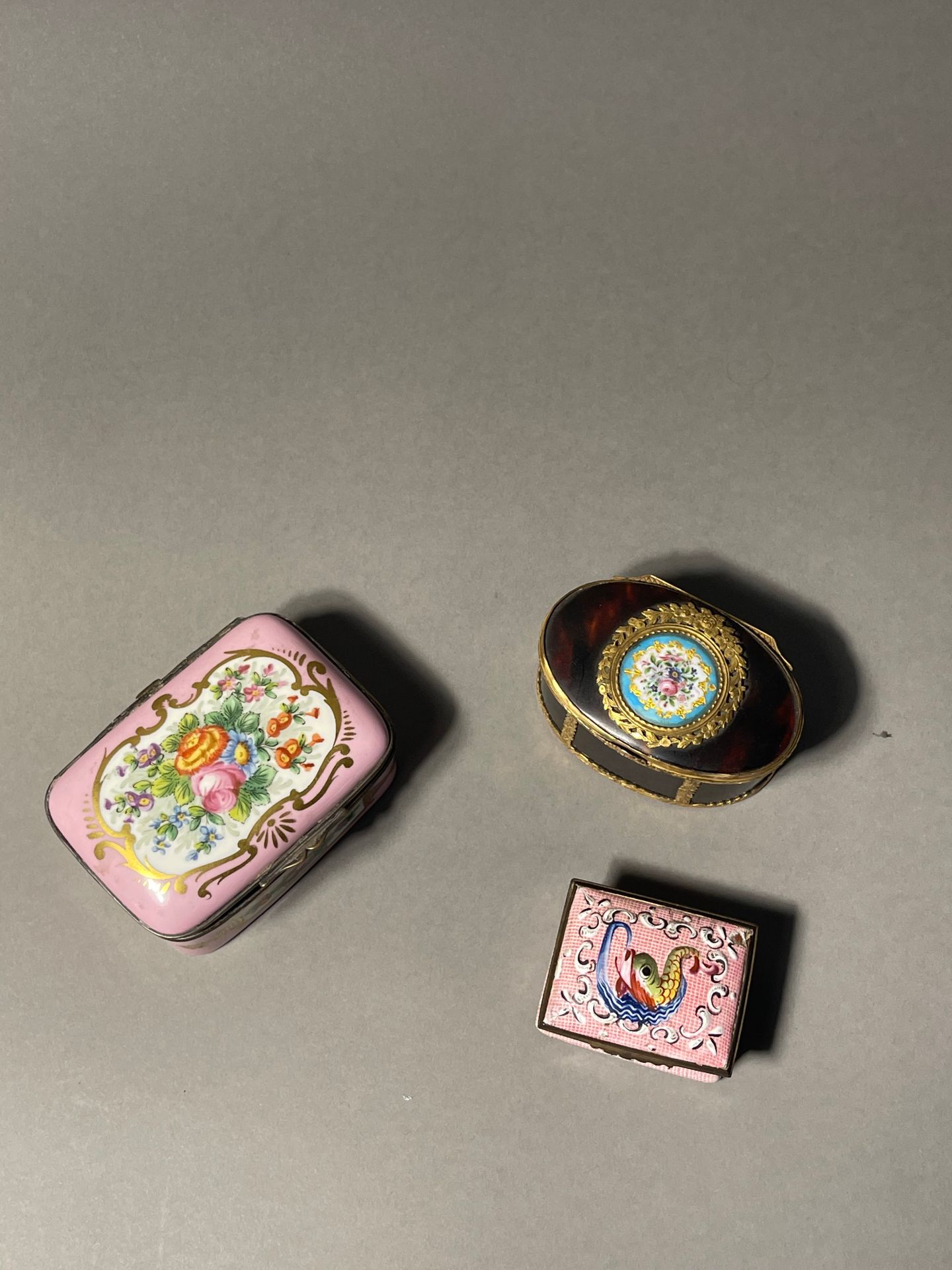 Null 一套三个鼻烟壶
在瓷器、珐琅和玳瑁上安装笼子
18世纪末和19世纪初