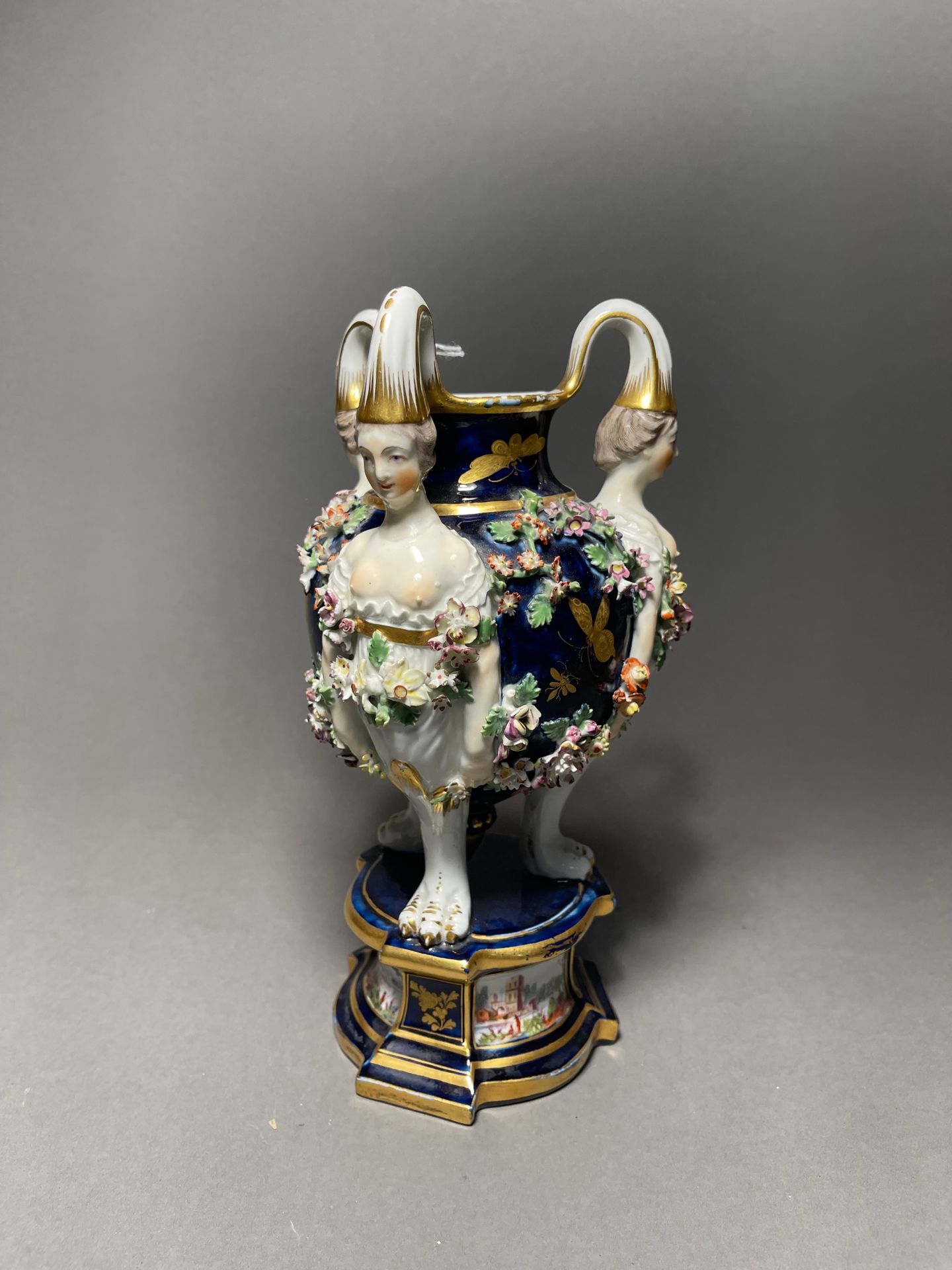 CHELSEA 瓷器花瓶的形状是卵形的，由三个女人的条款支撑，最后是一个狮子的爪子，顶部是一个角，形成一个手柄，花瓶的蓝色背景是用黄金装饰的蝴蝶和花环的浮雕和多&hellip;