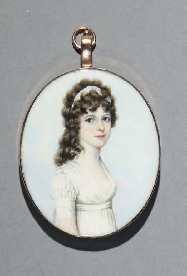 William WOOD (1769-1810), attribué à 
一位身穿白色丝绸连衣裙的年轻女子的肖像，她的头发以卷曲的方式披在肩上。蓝色多云的天空&hellip;