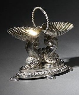François-Désiré FROMENT-MEURICE (1802-1855) 950°/°的银和镀金双盐瓶一对，上面刻有海豚，支撑着贝壳，通过扭曲的环&hellip;