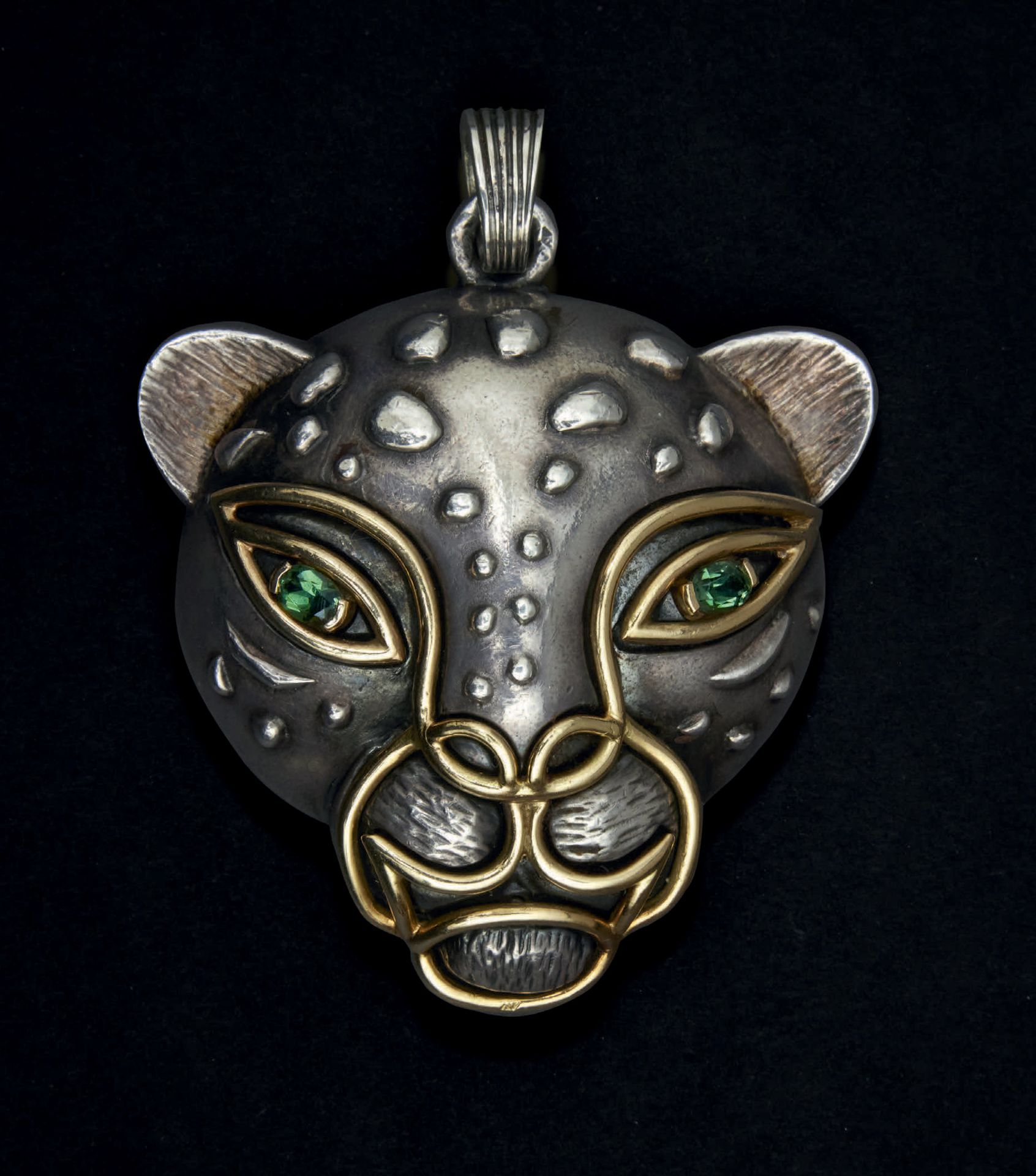 RENE BOIVIN (1864-1917) 
Panther "吊坠，由氧化银和750°/°° 金制成，造型为豹头，眼睛镶嵌绿色宝石，头部细节用金丝突出

&hellip;