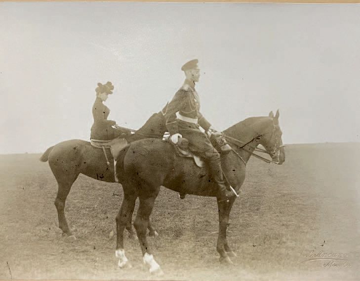 Null 俄罗斯大公谢尔盖-亚历山德罗维奇（1857-1905）和他的妻子伊丽莎白-费奥多罗夫娜大公夫人（1864-1918）在马背上的罕见而美丽的框架摄影作品&hellip;