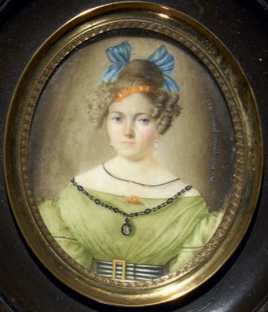 A. FOUQUET (actif en 1833) 
一位身穿绿色丝绸连衣裙的年轻女子的肖像，项链上戴着一个微型的东西。



象牙上的椭圆形微型画，右侧签名&hellip;