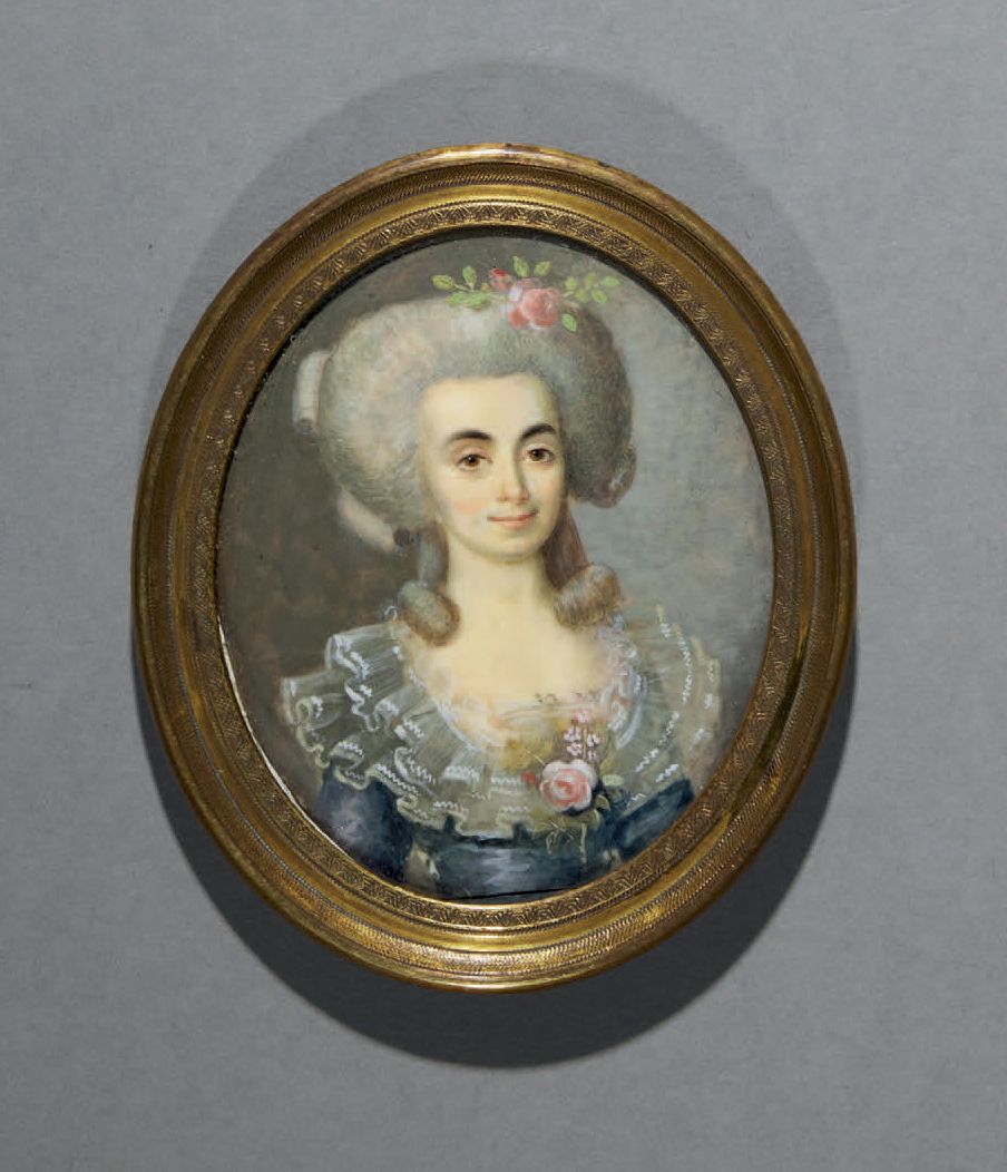 Pierre ROUVIER (vers 1742-1815), attribué à 
身着蓝色丝质连衣裙和宽大的玫瑰花边衣领的朱莉-玛丽-德-布瓦格林伯爵夫&hellip;