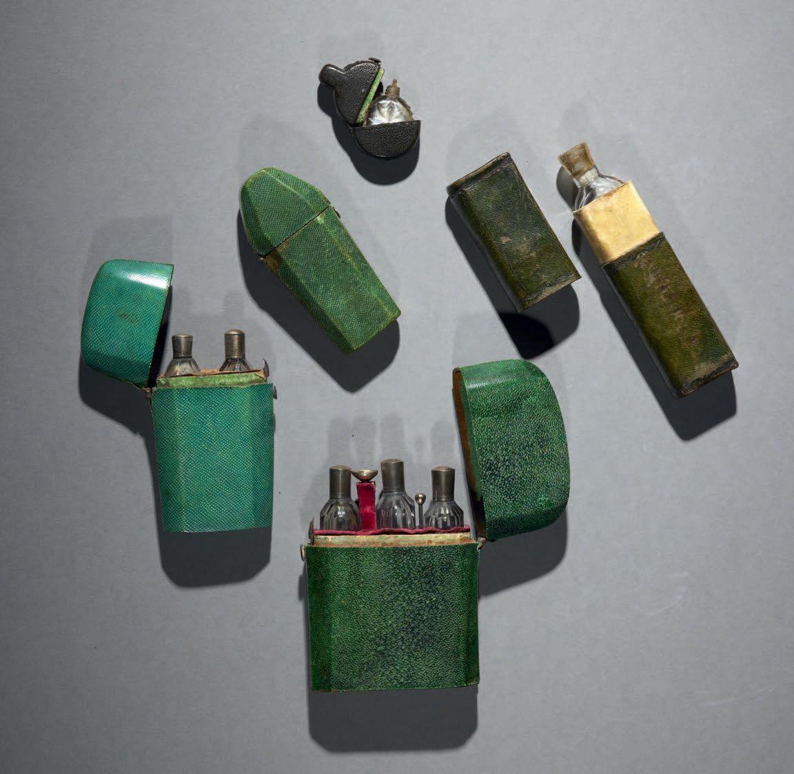 Null Set aus fünf Parfüm-Sets in Etuis aus Flughundleder, Leder und Chagrin.
Fra&hellip;
