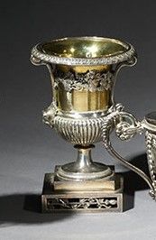 Null Coppia di vasi Medici in argento e vermeil 950°/°° Parigi 1798/1809 su base&hellip;