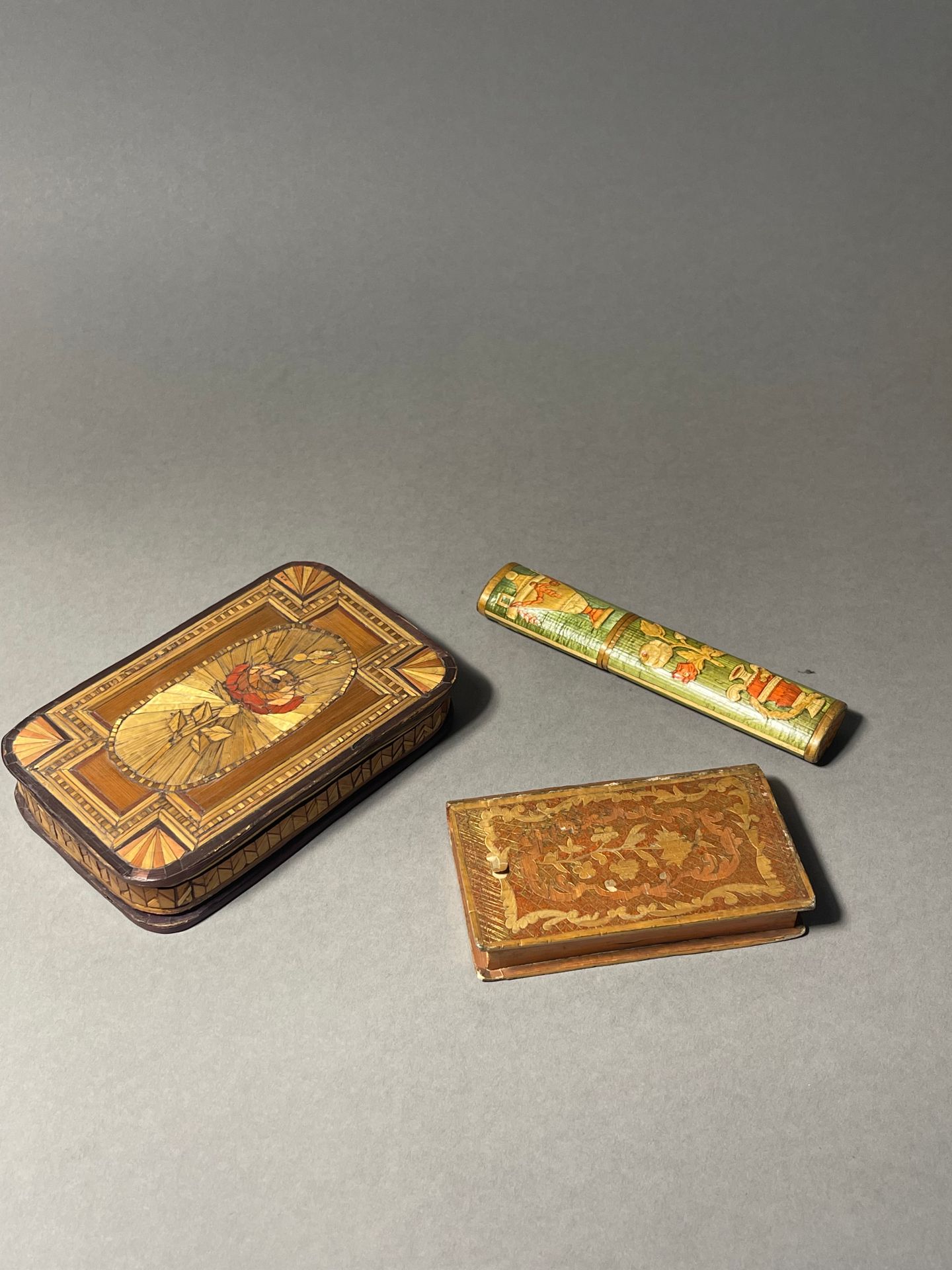 Null 一套三个草编镶嵌盒和箱子 包括一个长方形的箱子，一个模仿装订器的箱子和一个信息箱。
18世纪末-19世纪初
