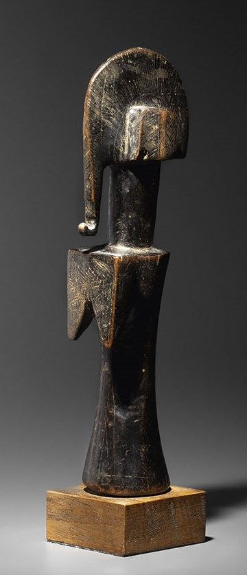 Null Bambola Mossi, Burkina Faso
Legno, patina marrone smaltata
H. 26,5 cm 
Figu&hellip;