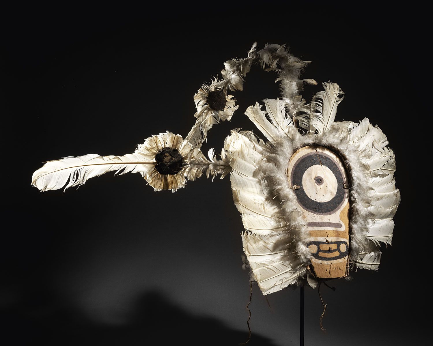 Null Ikewa族徽，Gogodala，
Fly river delta, Papua Gulf,
巴布亚新几内亚
多色木头，羽毛和纤维
高52厘米 - 宽&hellip;