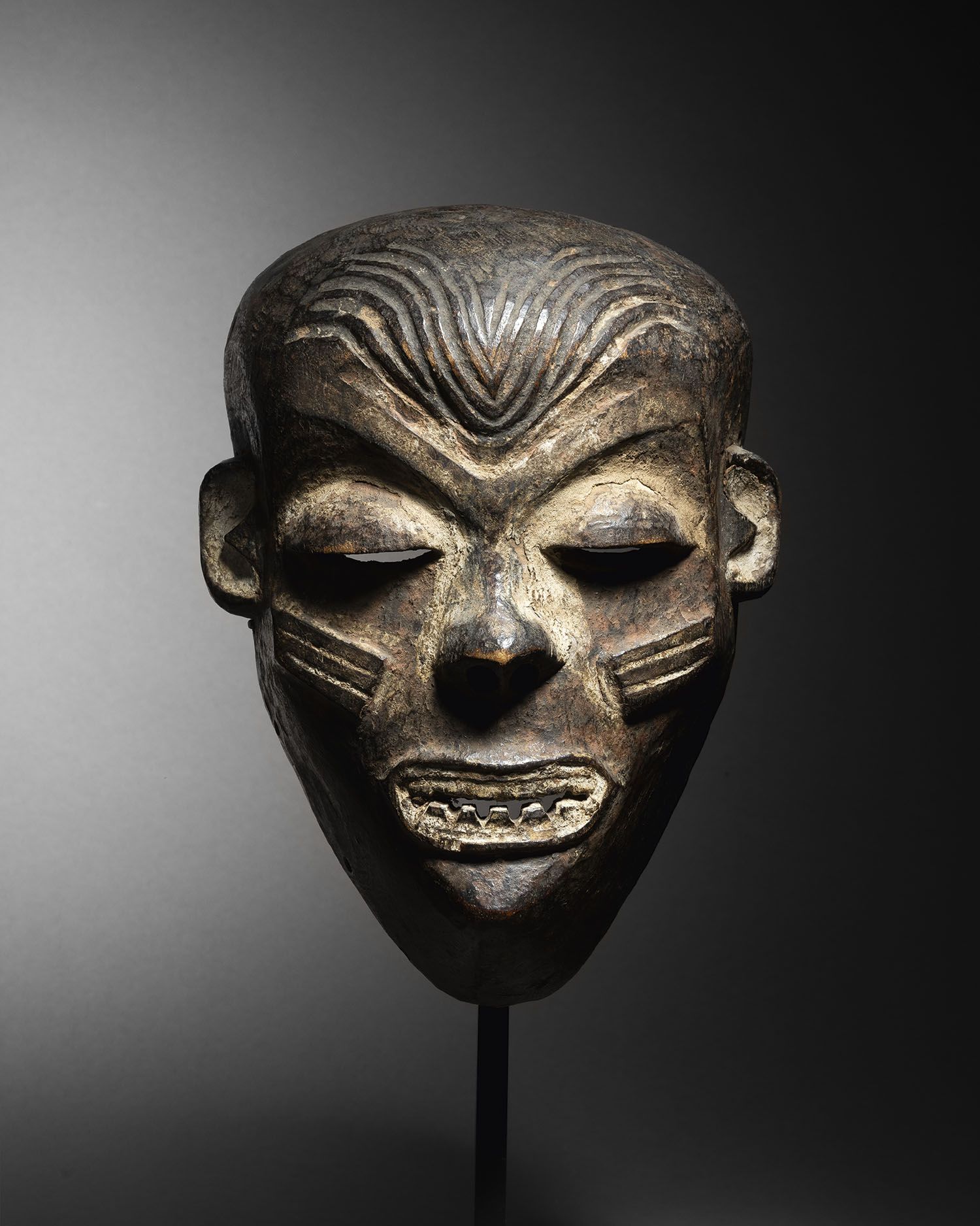 Null 潘德面具，刚果民主共和国
木头，天然颜料
高24厘米
潘德面具，刚果民主共和国
高9 7/16英寸
引人注目的潘德面具，显示出一张憔悴的脸，宽大的嘴里&hellip;