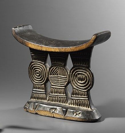 Null Shona-Nackenstütze, Simbabwe
Holz, braune Patina 
H. 15 cm
Shona headrest, &hellip;