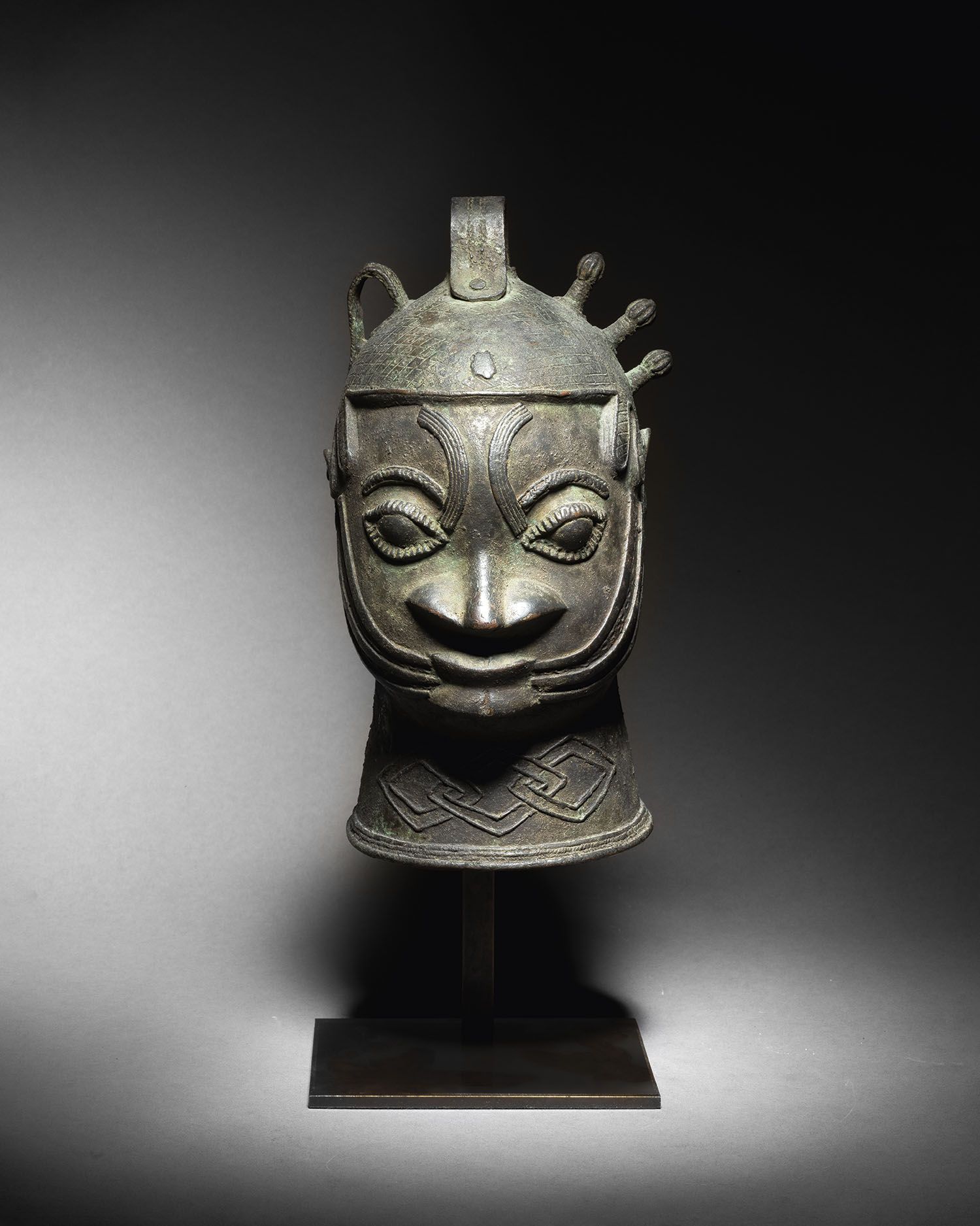Null Anthropomorphe Owo-Glocke, Königreich Ijebu, Nigeria
Kupfer
H. 24 cm
Anthro&hellip;